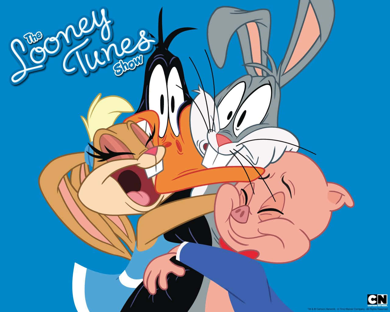 與樂一通角色一起享受瘋狂冒險！ 壁紙 — 經典 Looney Tunes 角色賓尼兔、達菲鴨和豬小弟在純藍色背景前進行混亂的卡通擁抱。