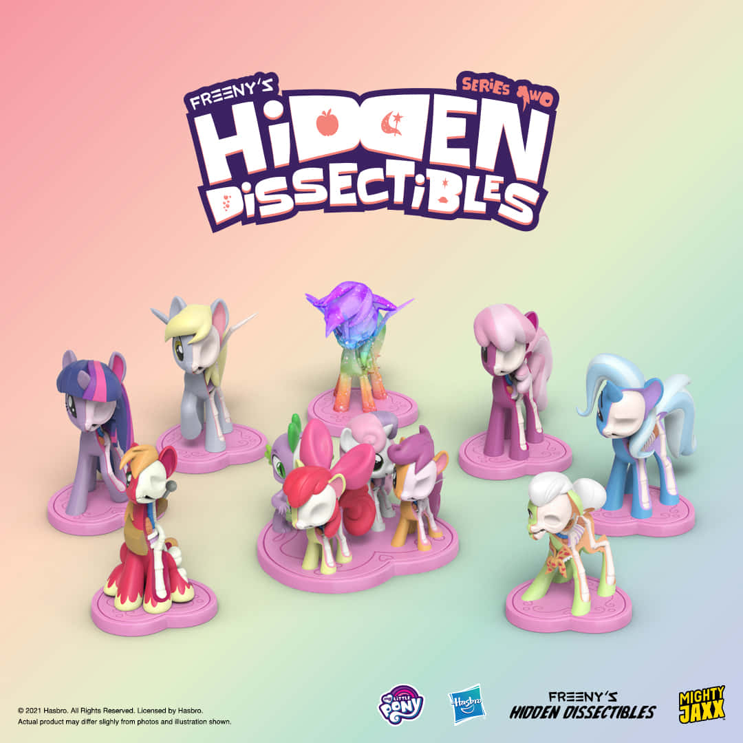 與歡樂的小馬寶莉角色一起派對吧！ 壁紙 — 色彩繽紛的 My Little Pony 公仔，帶有可見的骨骼結構，展示在粉紅色底座上，背景為柔和漸變色。