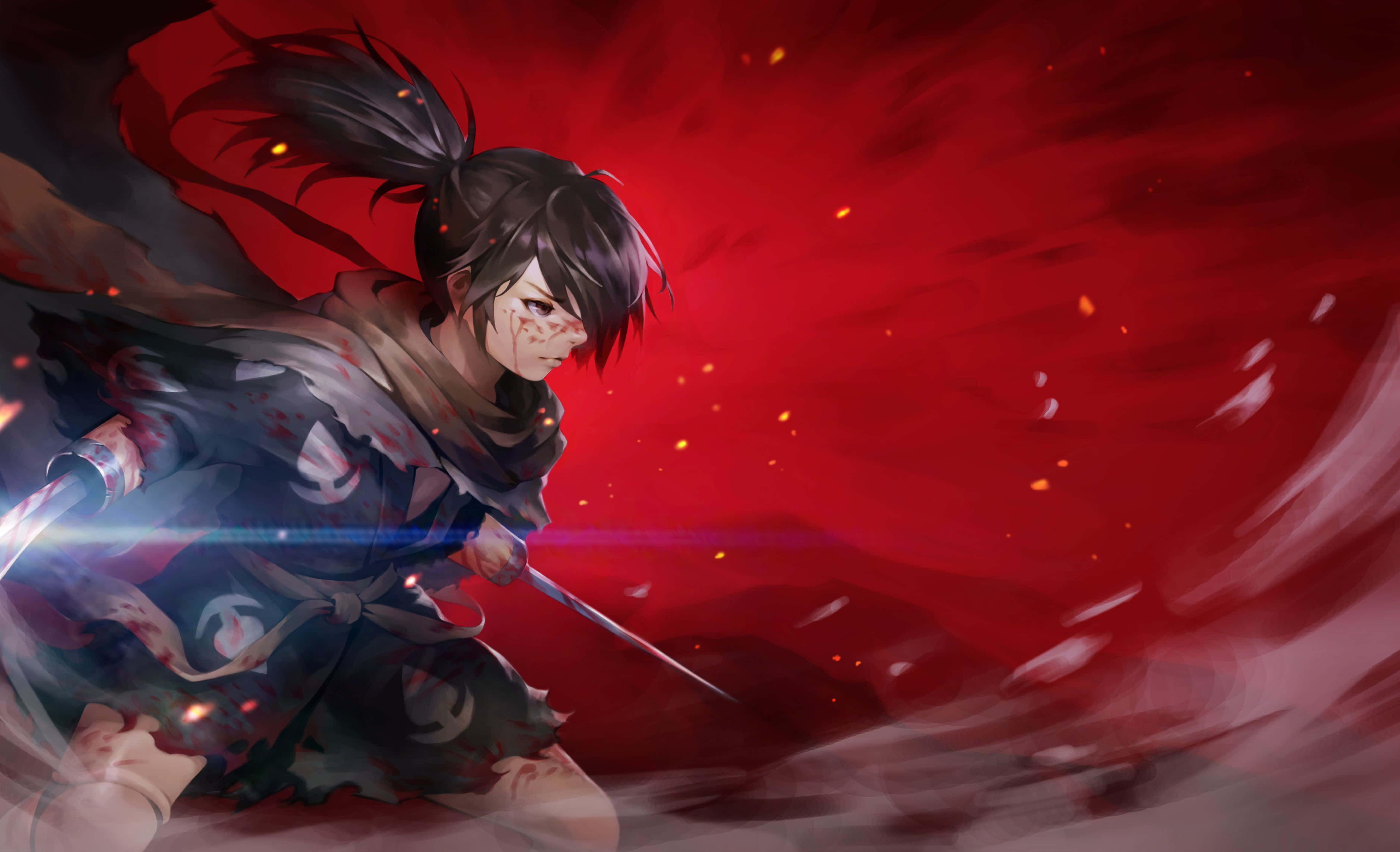 與武士一同踏上壯闊冒險 壁紙 — 一位黑髮動漫戰士，臉上沾滿鮮血，手持劍，在旋轉的紅色背景和發光粒子中向前衝刺。