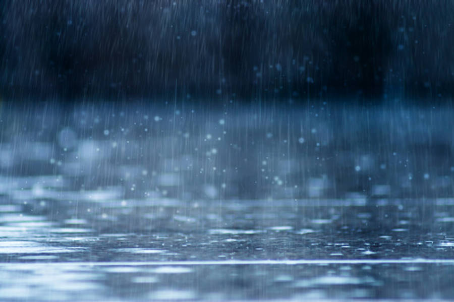 與毀滅之風的劇烈遭遇 壁紙 — 沉重的雨滴落在反射的水面上，在冷藍色調中形成閃爍的漣漪和閃閃發光的水滴。