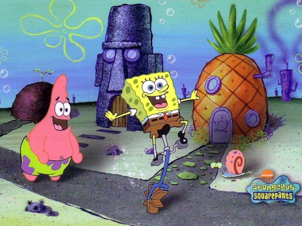 海綿寶寶和派大星在菠蘿屋附近的水下人行道上微笑。