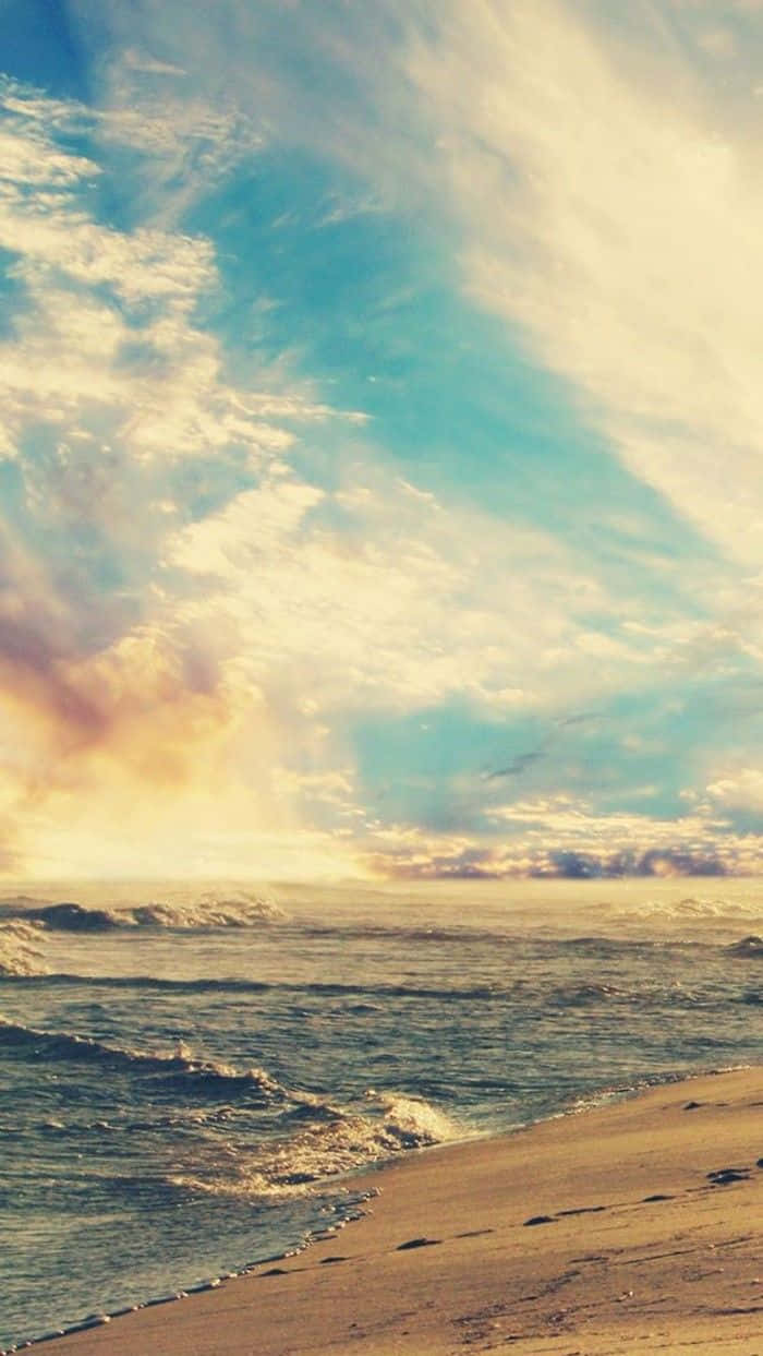 夕陽下的海洋，海浪沖刷沙灘