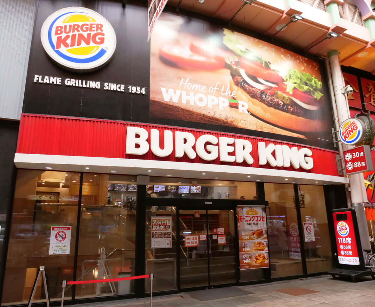 夜晚的Burger King餐廳門面，帶有發光招牌和日文字。