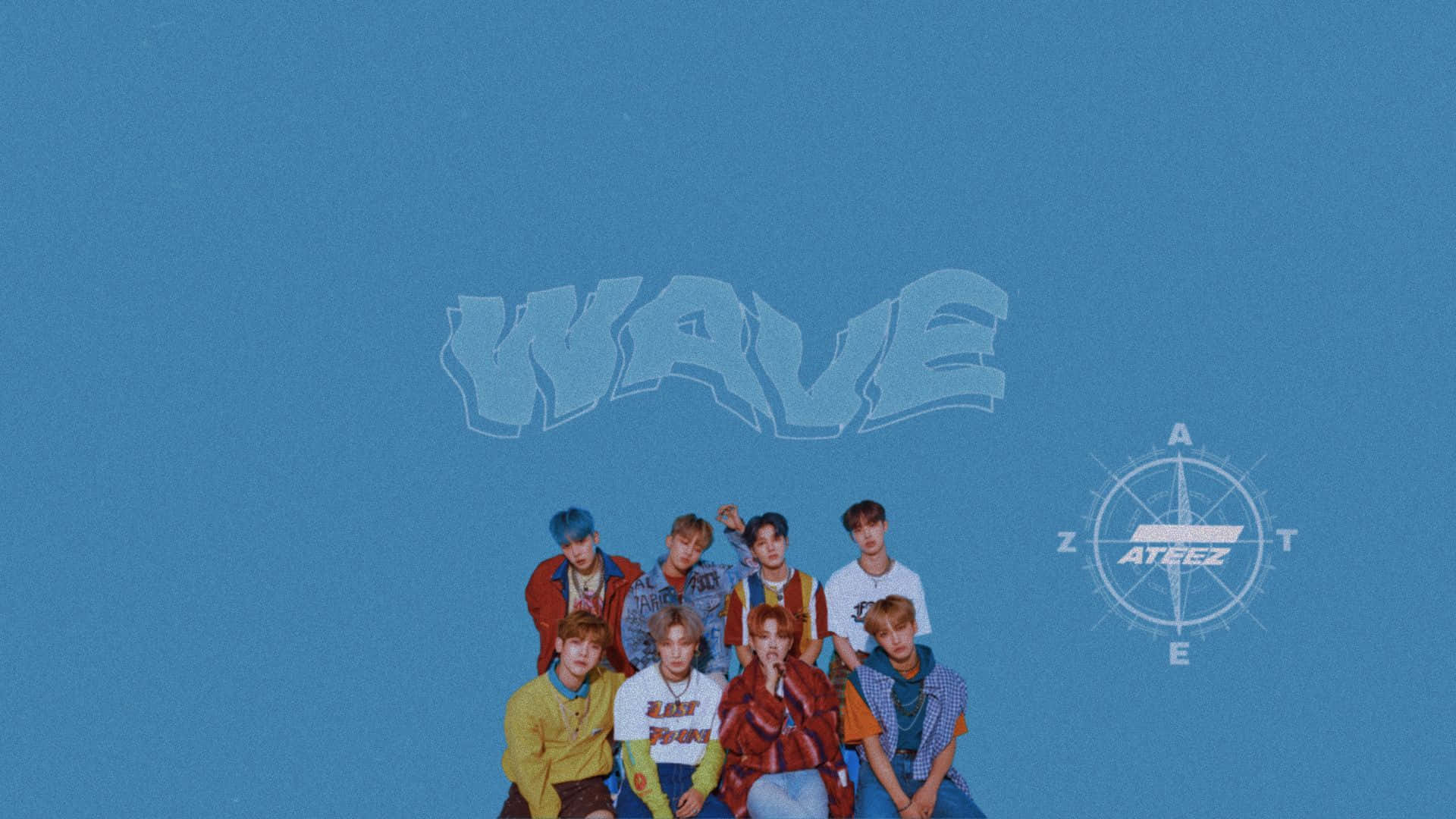 七位K-pop偶像在藍色背景上以「WAVE」和「ATEEZ」標誌擺姿勢。