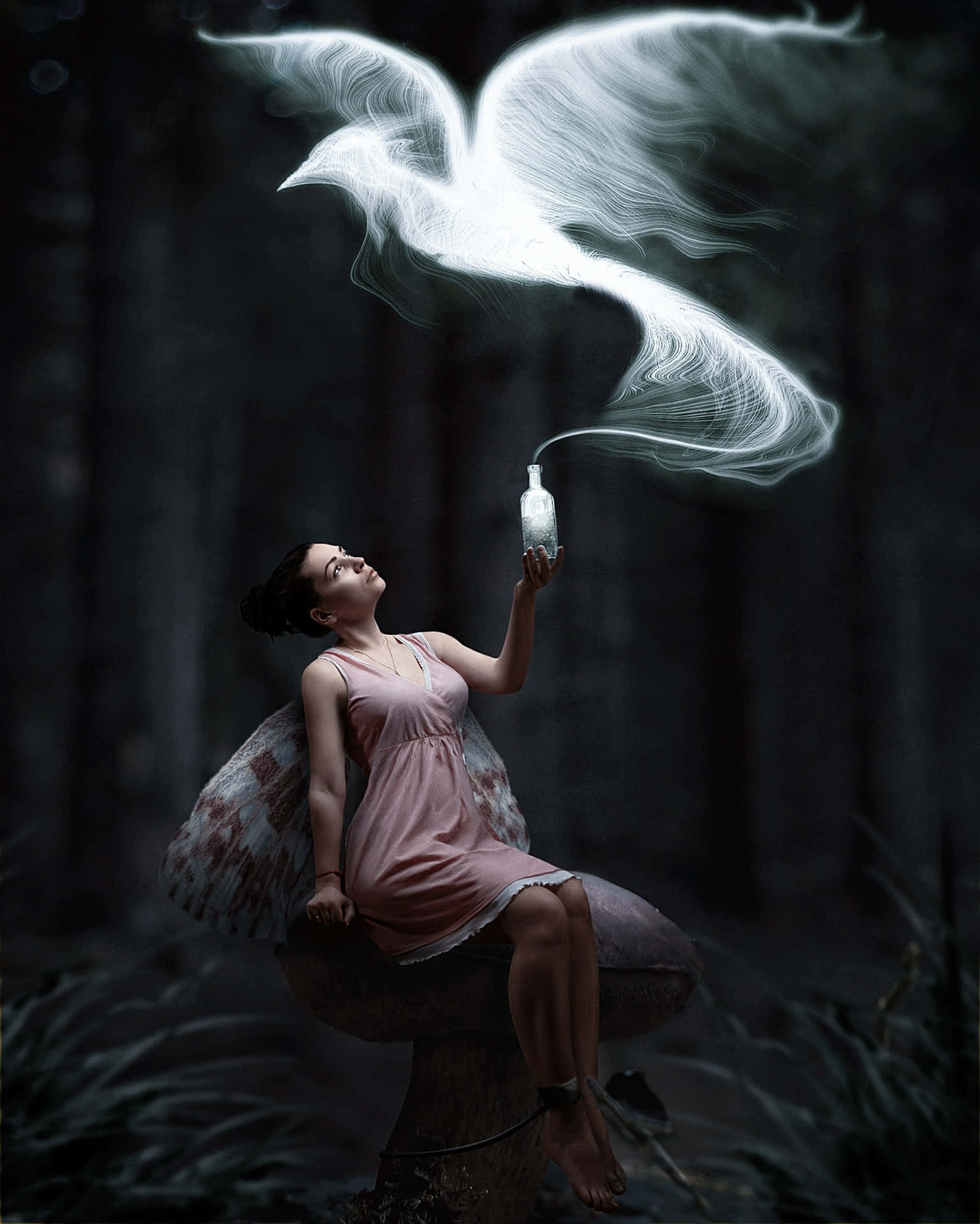 女性坐在黑暗森林的蘑菇上，從瓶子裡釋放發光的小鳥。