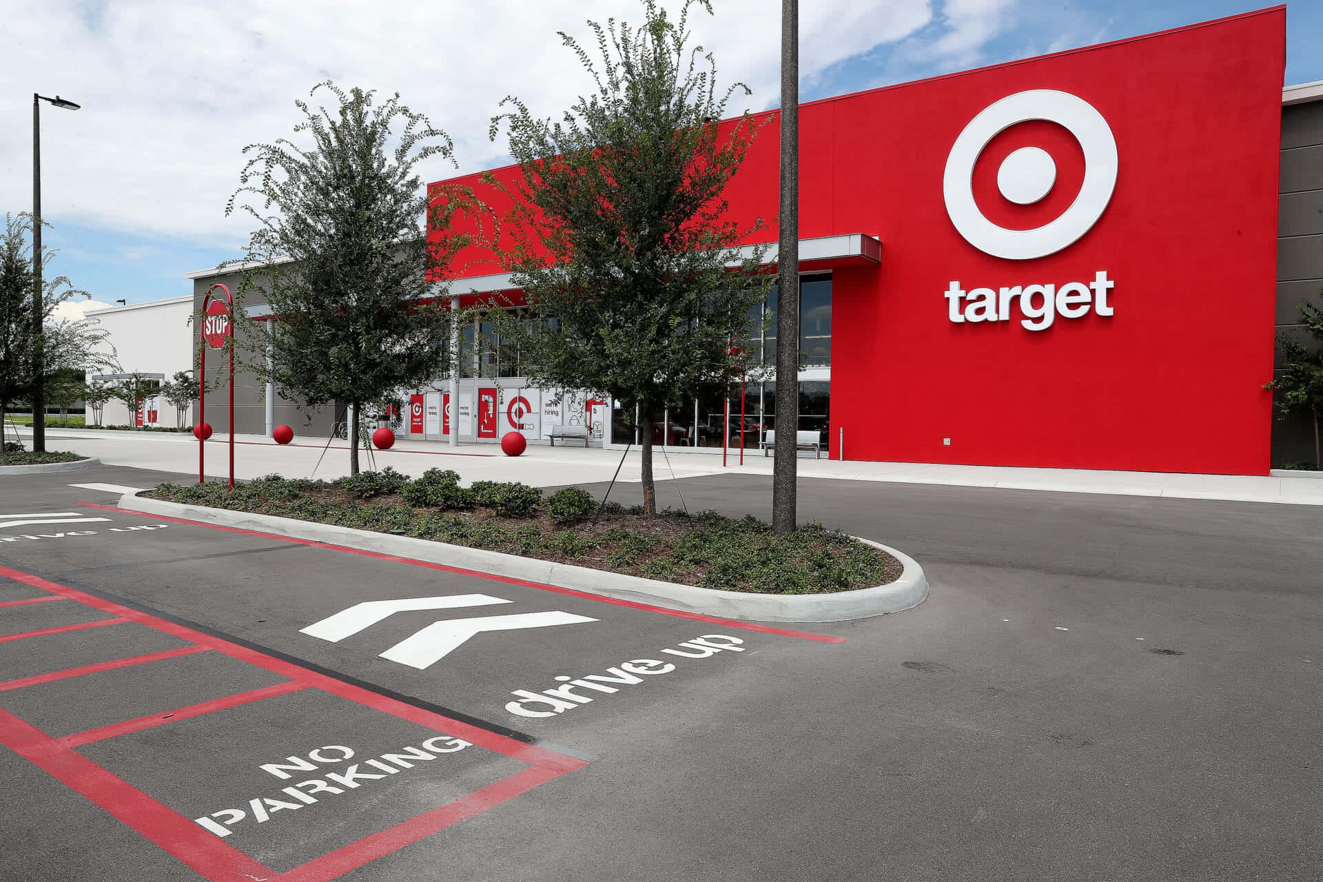 設有得來速車道和停車區的Target零售店。
