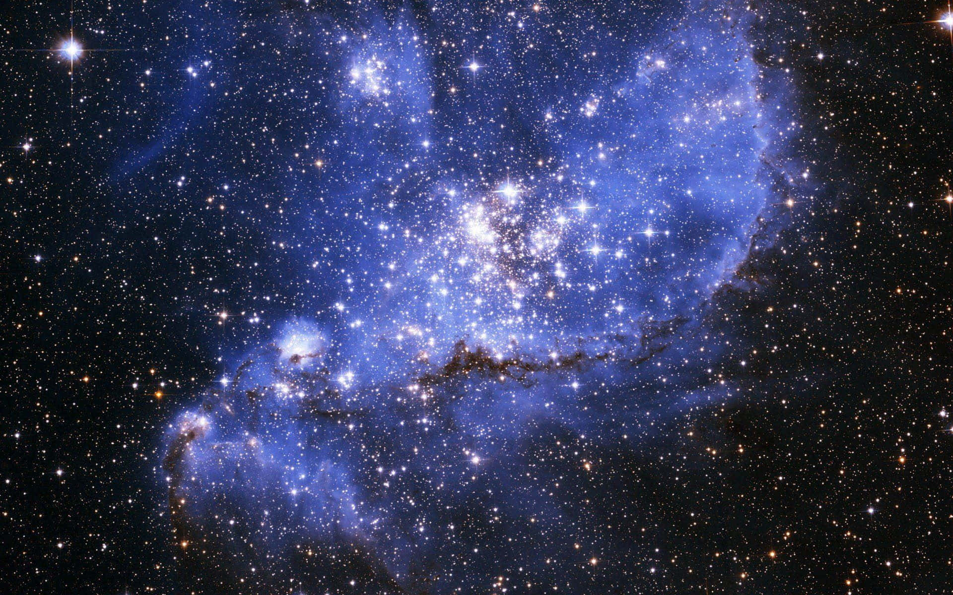 充滿活力的藍色星雲，在浩瀚太空中佈滿星星。