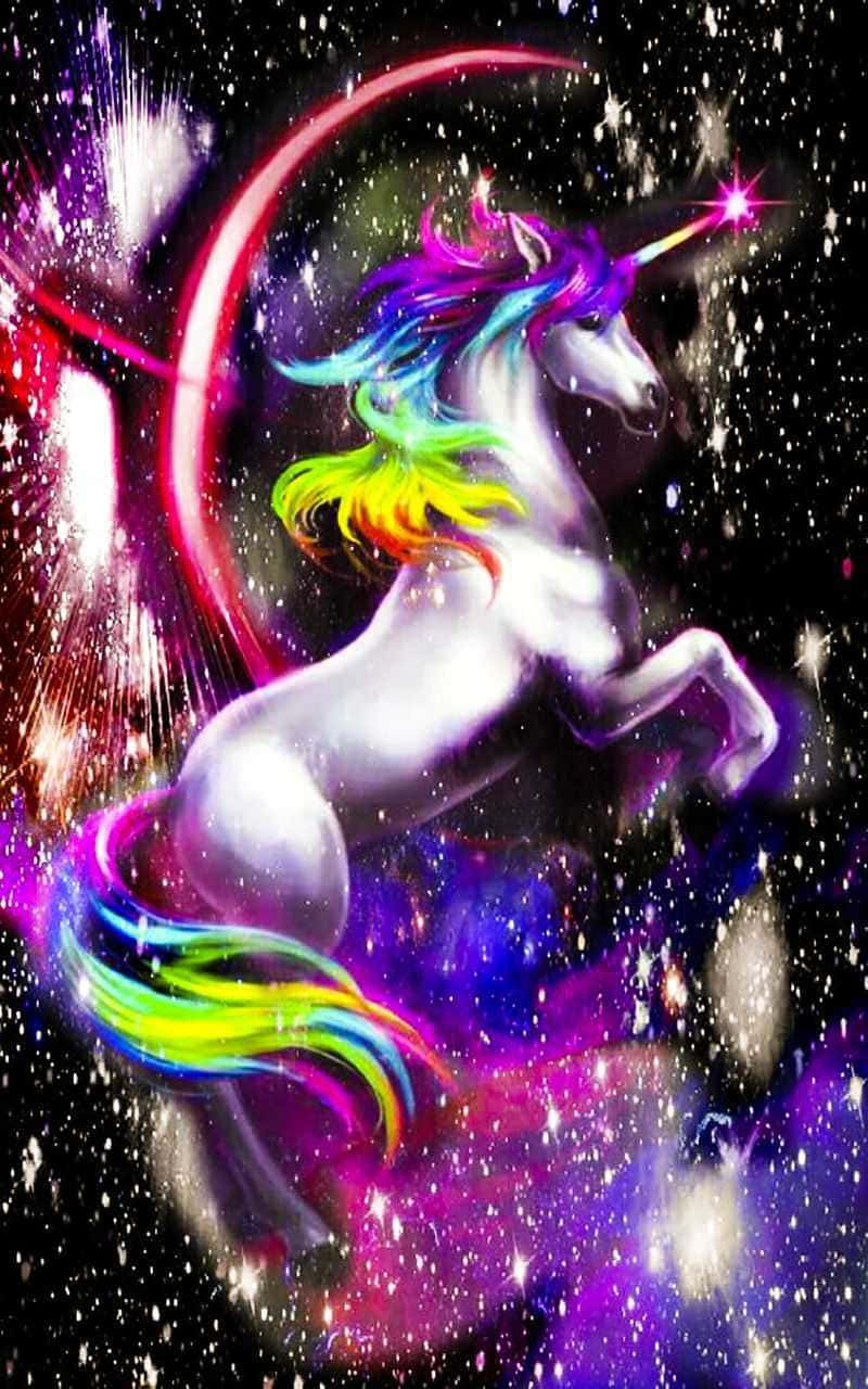 一隻彩虹鬃毛的獨角獸在星光燦爛的宇宙場景中，伴隨著閃爍的彎月揚起前蹄。