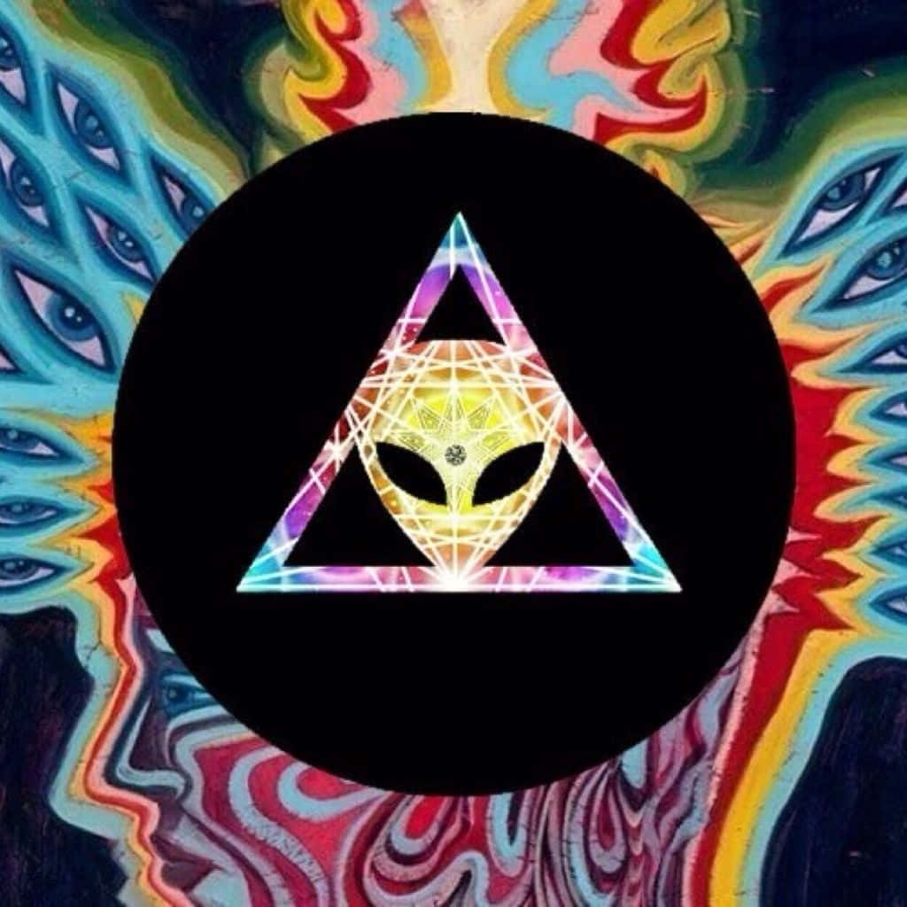三角形內的外星人頭部被旋轉的迷幻眼睛和色彩包圍。