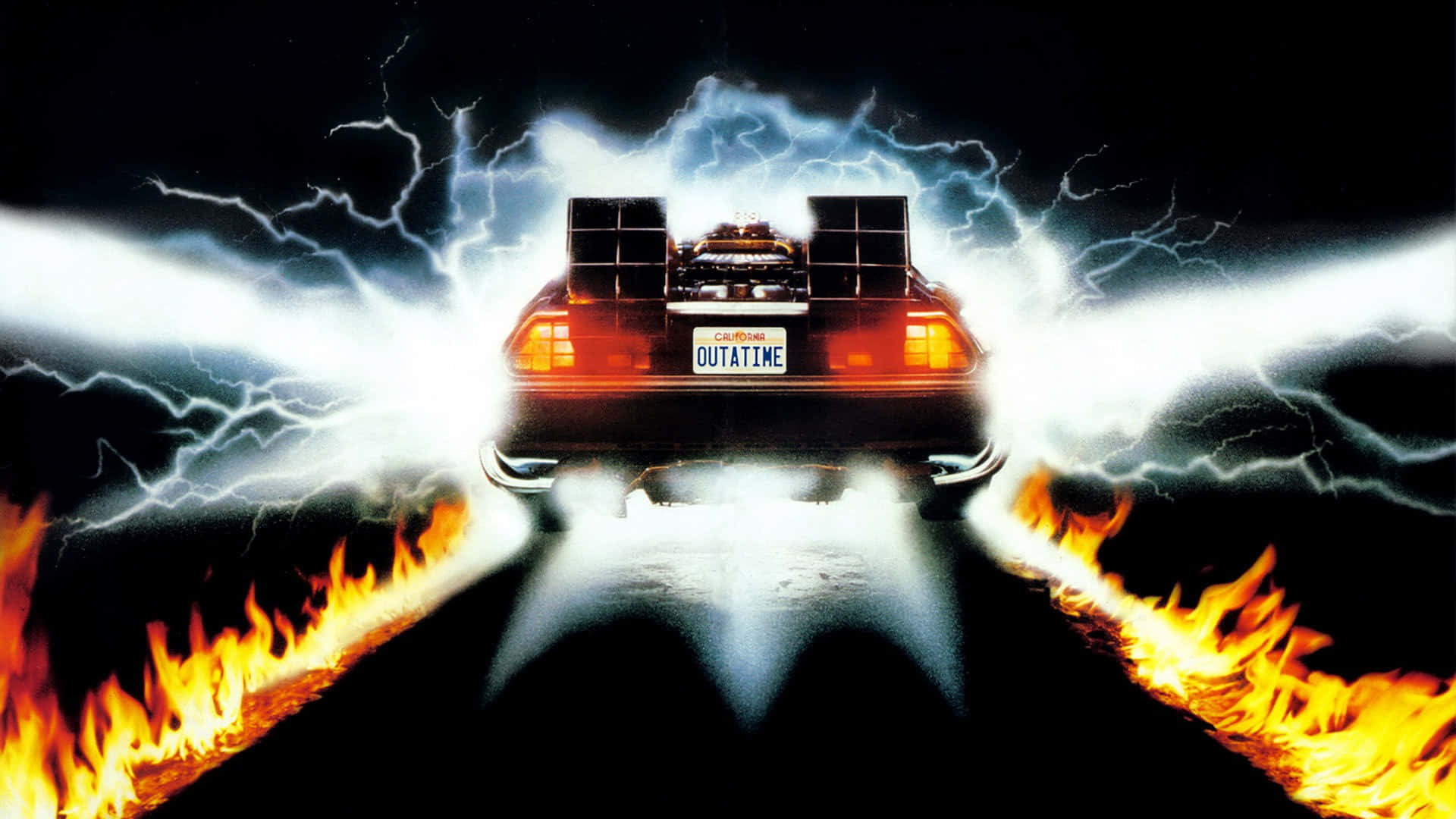 DeLorean 時間機器在黑暗道路上穿越火焰和閃電疾馳。 — 回到未來 GIF 壁紙