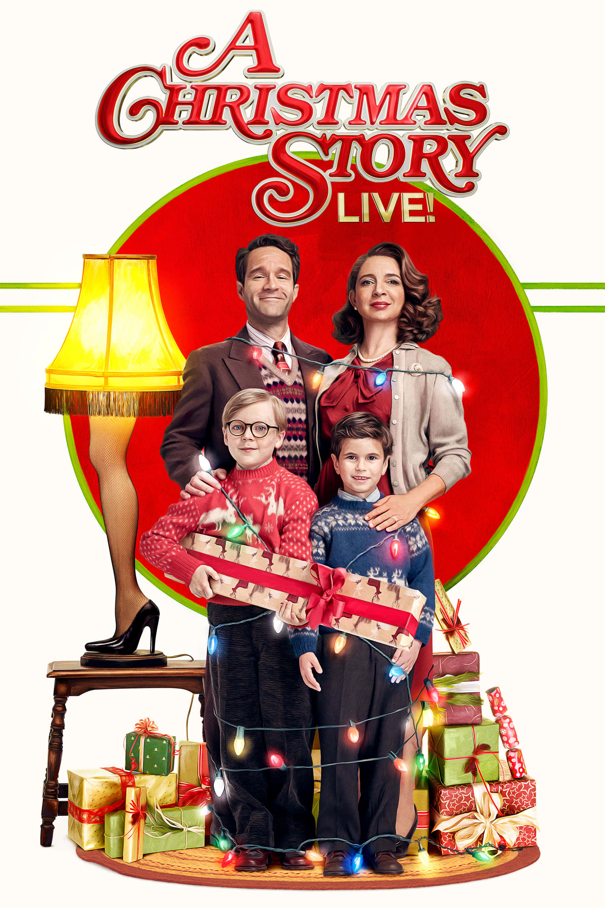 與經典聖誕電影《A Christmas Story》一同慶祝季節 壁紙 — 一個穿著節日毛衣的家庭，手持一個用燈光包裹的巨大禮物，周圍環繞著禮物和一個發光的腿燈，背景是紅色圓圈。