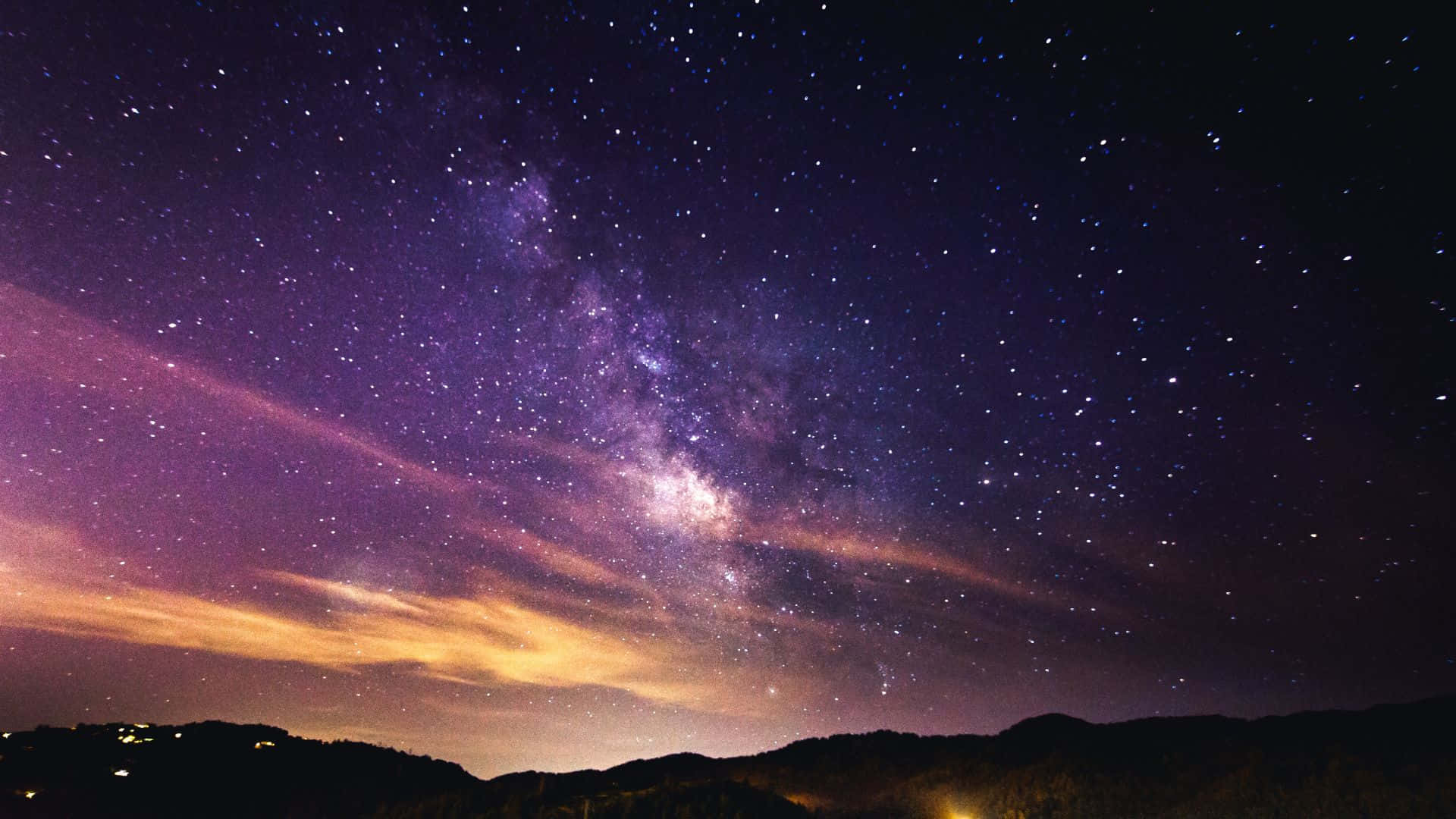 銀河系在星空下照耀著山脈剪影