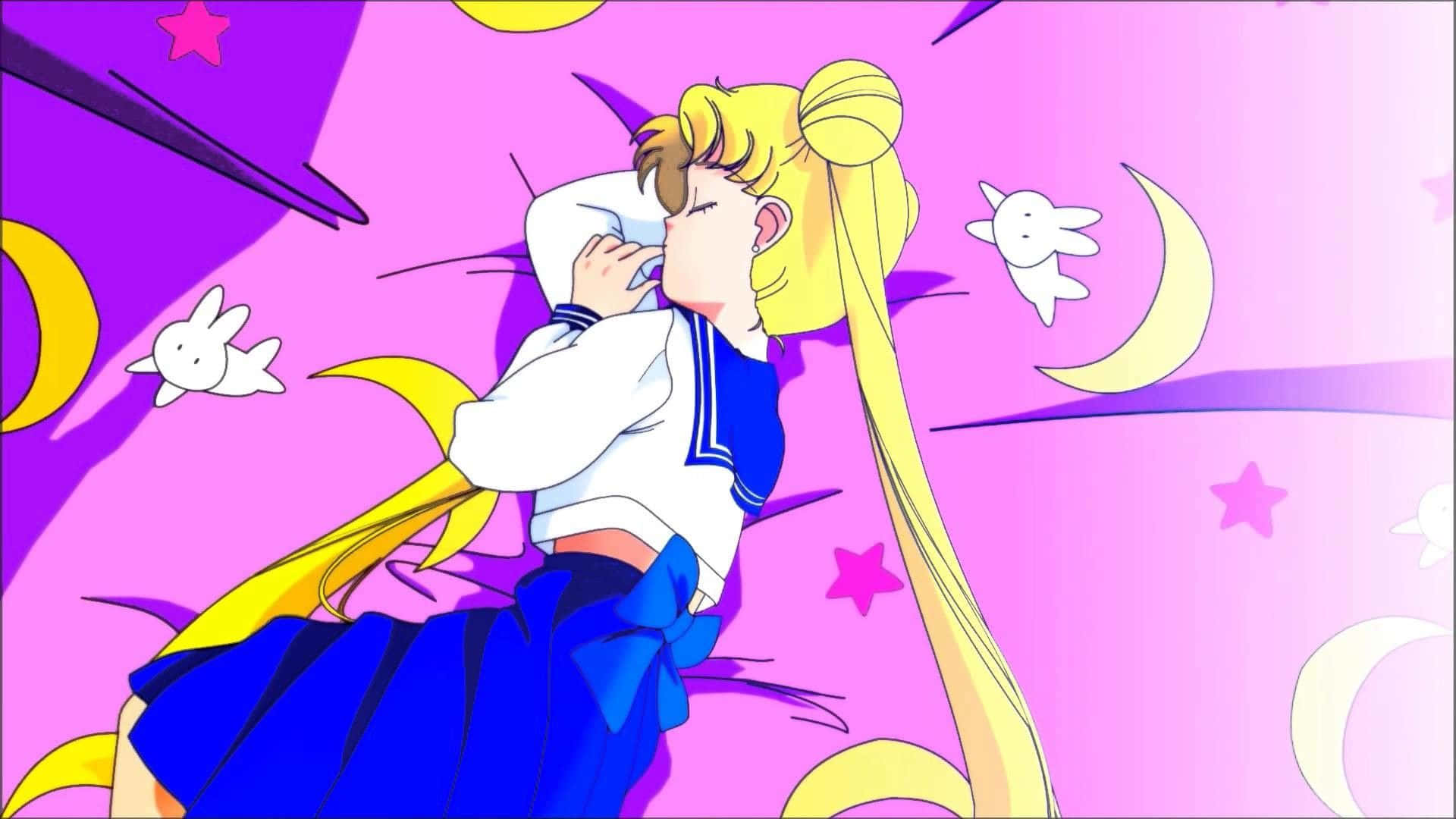 與美學月野兔一同踏上魔法冒險 壁紙 — 穿著水手服的長金髮動漫女孩在充滿月亮和星星的鮮豔粉紅色背景中抱著枕頭。