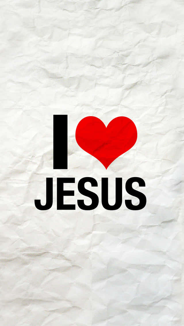 文字 I 心形 JESUS 在皺褶白紙背景上。