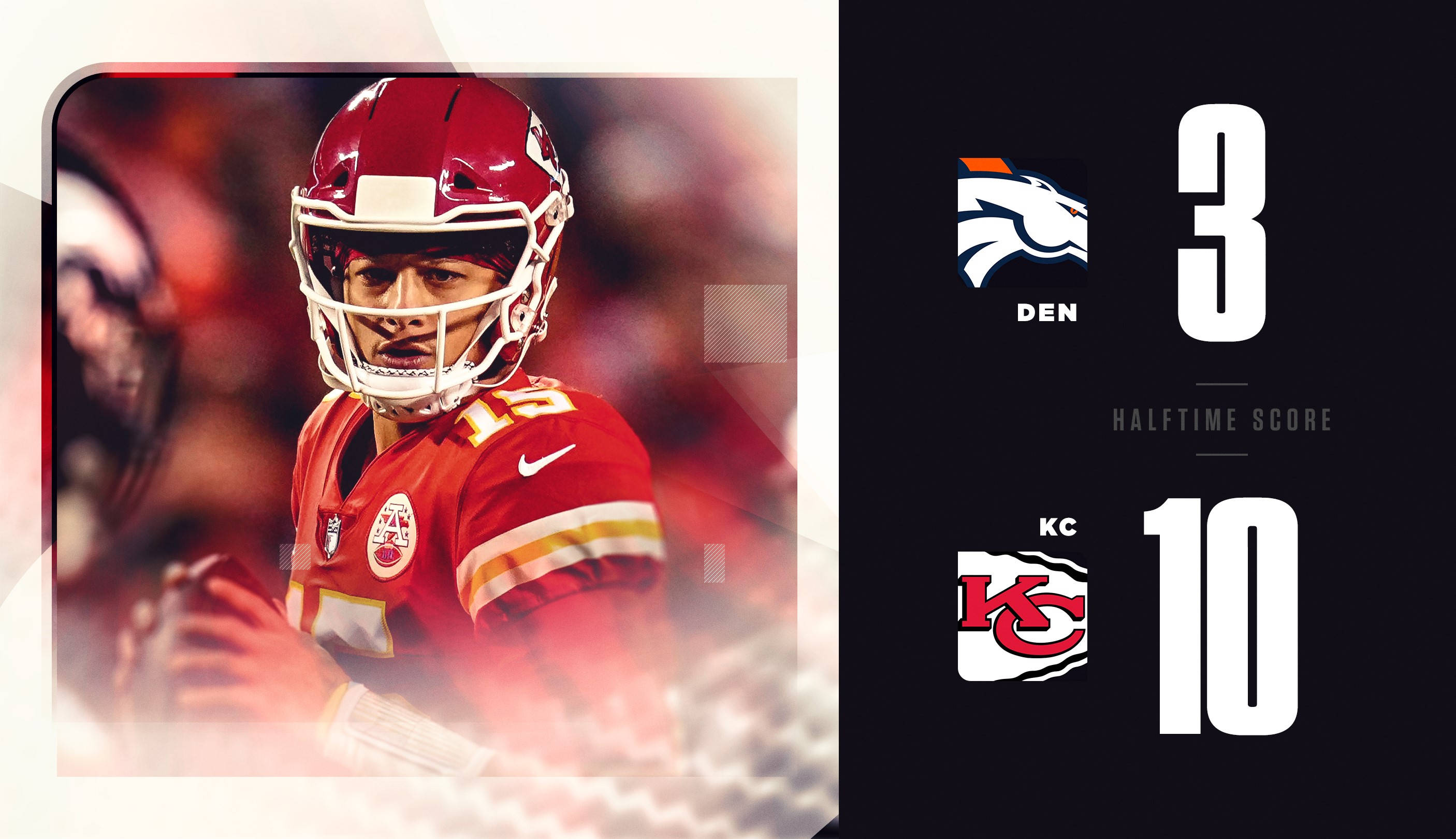 與職業足球員的NFL比分 壁紙 — 一位專注的堪薩斯城酋長隊四分衛身穿紅色裝備，在中場比分板顯示3比10對丹佛時持球。