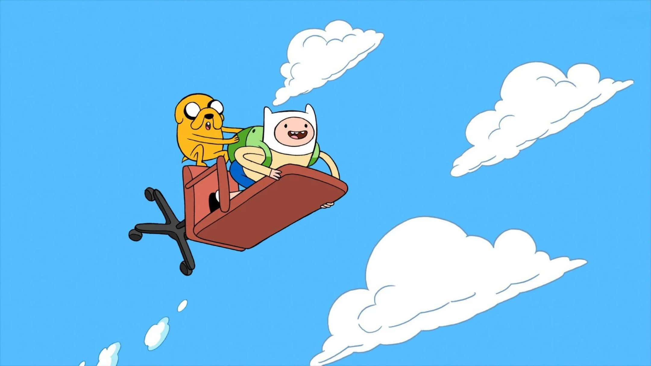 Finn 和 Jake 坐在椅子上飛過有雲的藍天