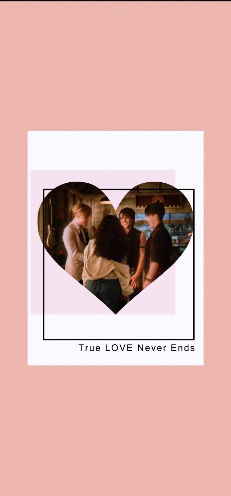 三個人喺粉紅色背景上嘅心形框內擁抱，帶有文字 True LOVE Never Ends。