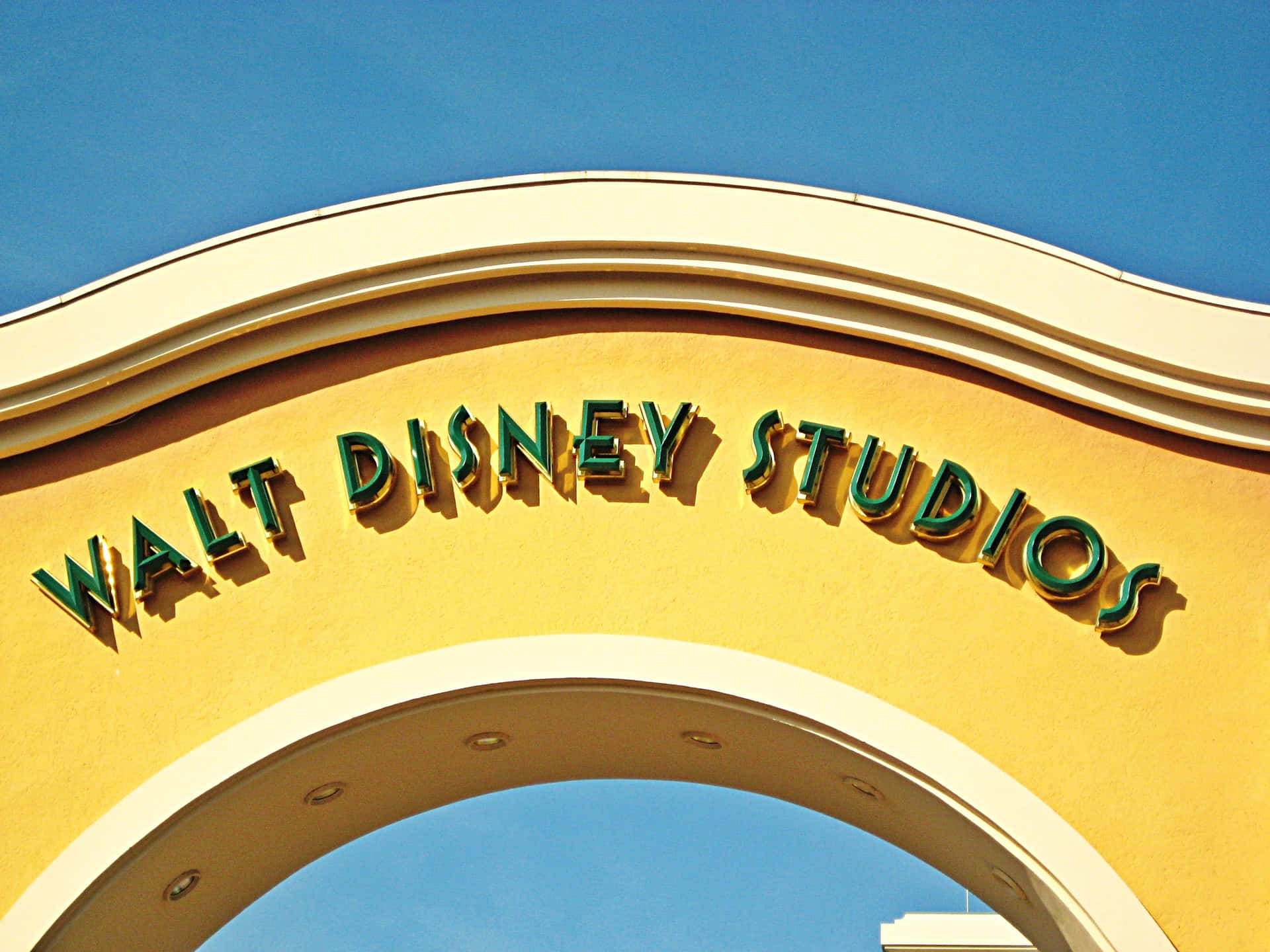 Walt Disney Studios 拱門標誌，背景為晴朗的藍天。