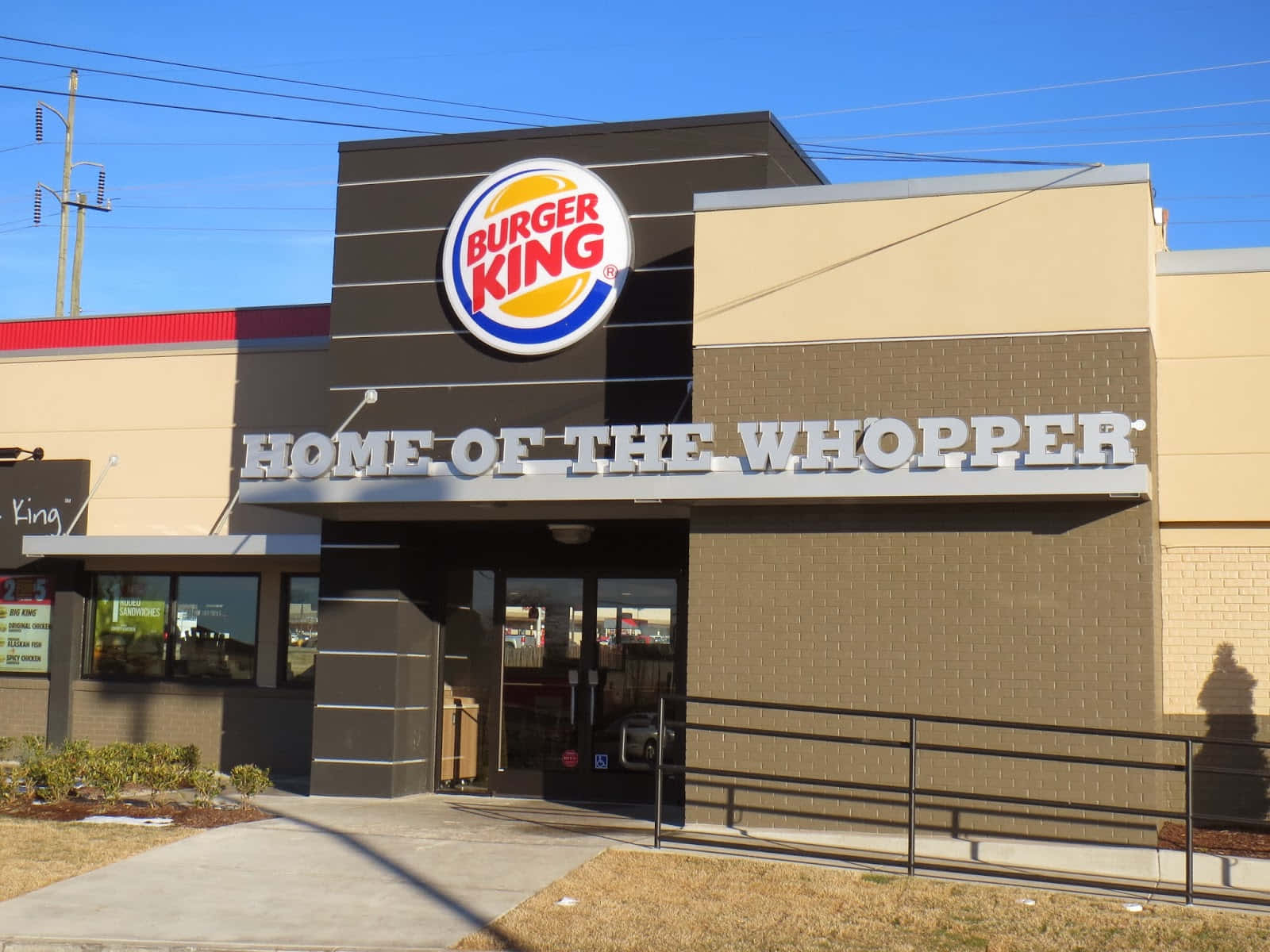 Burger King餐廳外觀，有顯眼標誌和清澈藍天。