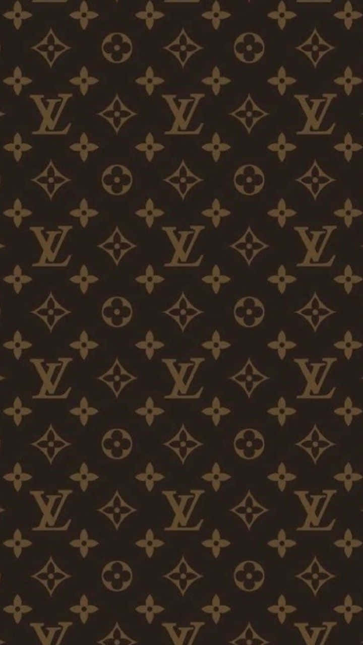 與設計師合作打造獨特美學 壁紙 — 深棕色背景上重複出現金色 Louis Vuitton 字母組合標誌和花卉圖案的圖案。