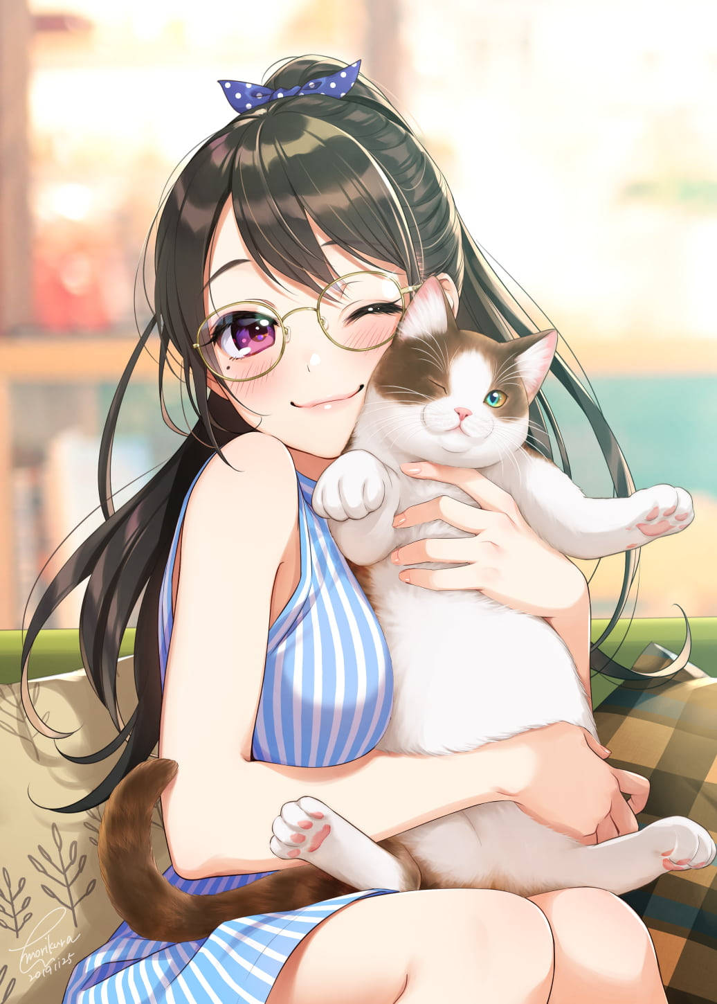 戴眼鏡的動漫女孩在沙發上擁抱一隻貓。