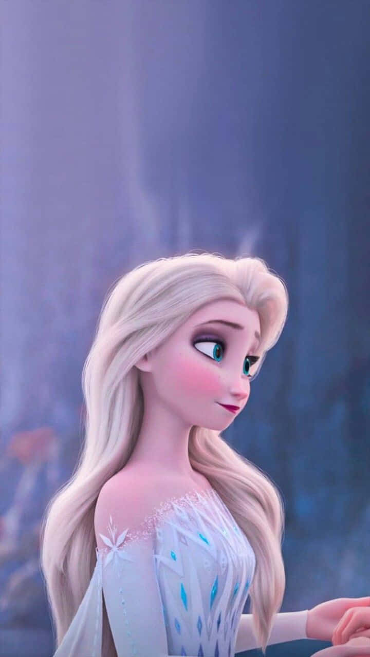 《魔雪奇緣》中的愛莎身穿冰裙，背景白雪皚皚