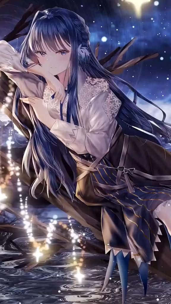 長黑髮的動漫女孩坐在星空下發光的水邊。