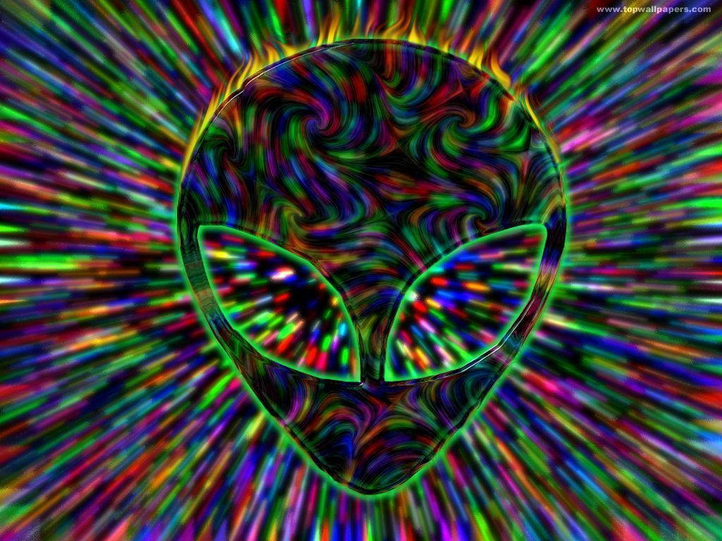 一個發光的外星人頭部，帶有漩渦彩虹圖案，背景是帶有條紋的宇宙。