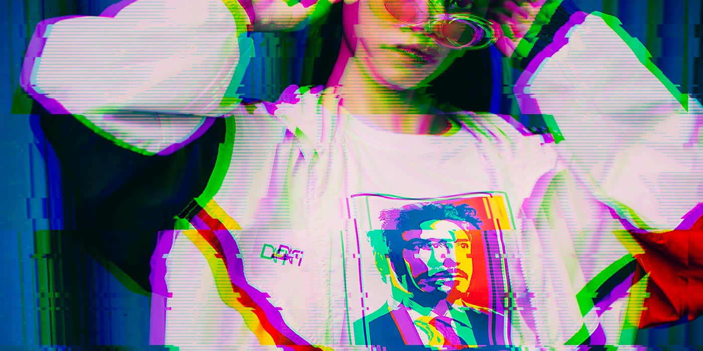 與這幅神秘的故障圖像一同踏上未知旅程 壁紙 — 一個穿著白色連帽衫（帶圖案印花）的人，戴著粉紅色太陽眼鏡，背景是故障彩虹效果。