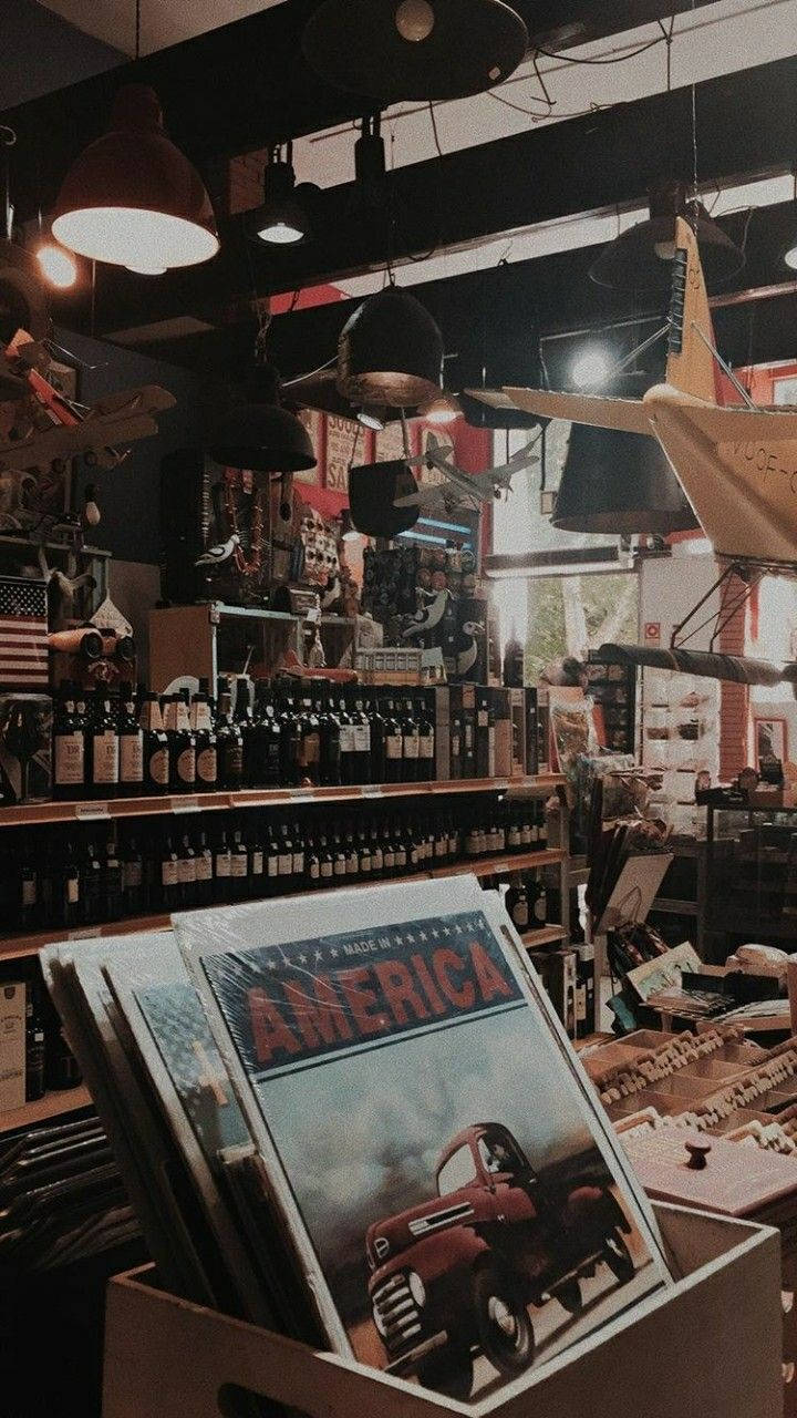 復古唱片店，有酒瓶和經典美國卡車海報
