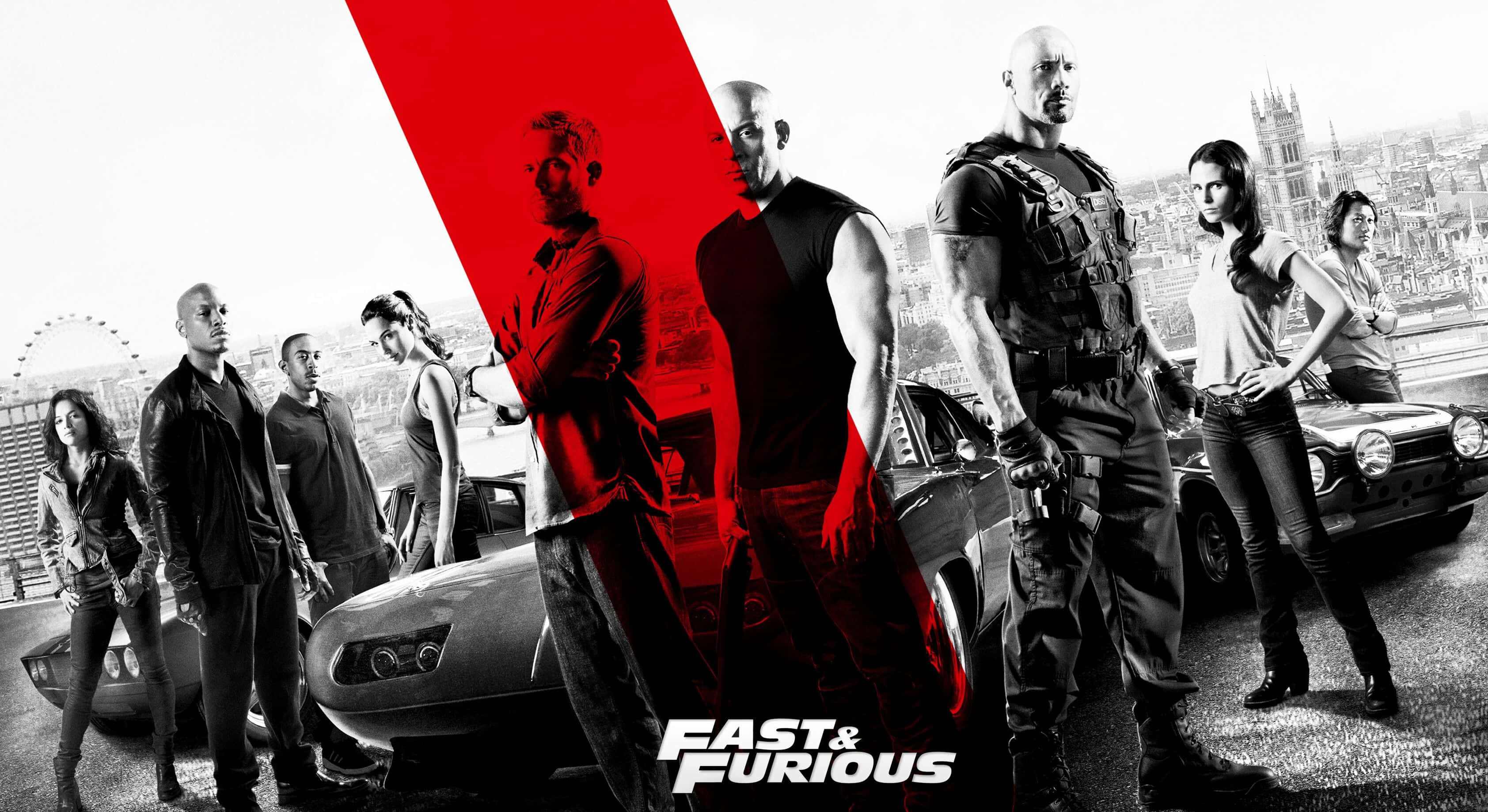 與速度與激情團隊同步前行 壁紙 — 高對比度黑白電影海報， featuring Fast and Furious 演員陣容，大膽的紅色斜紋和經典肌肉車，背景為城市天際線。
