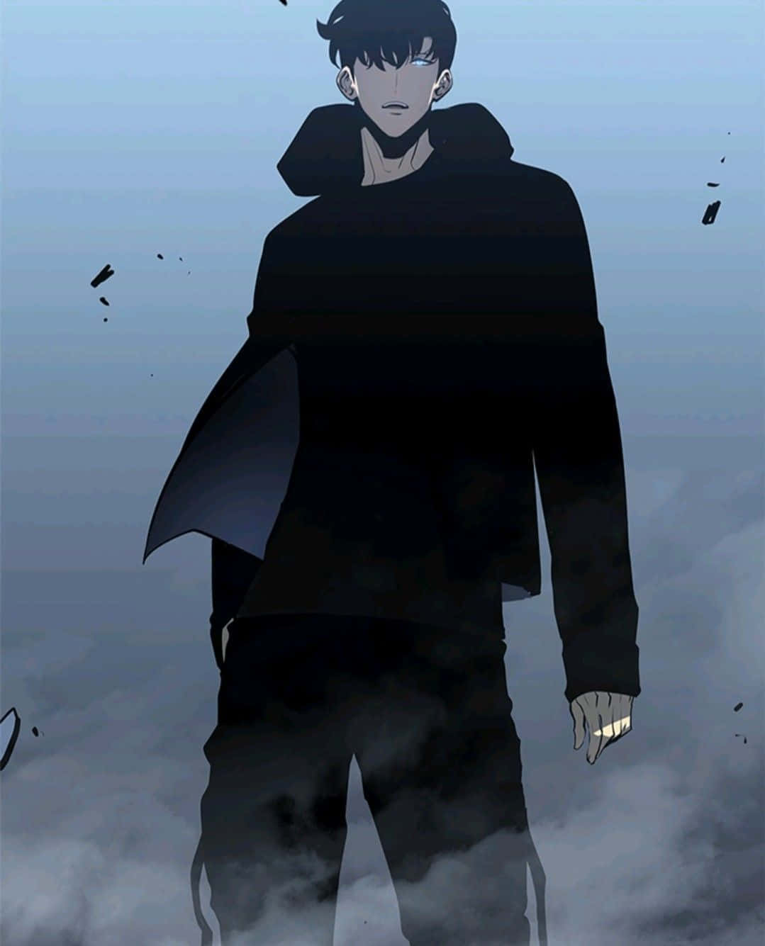 動漫男子身穿黑色斗篷站在迷霧中，漂浮著黑暗碎片。