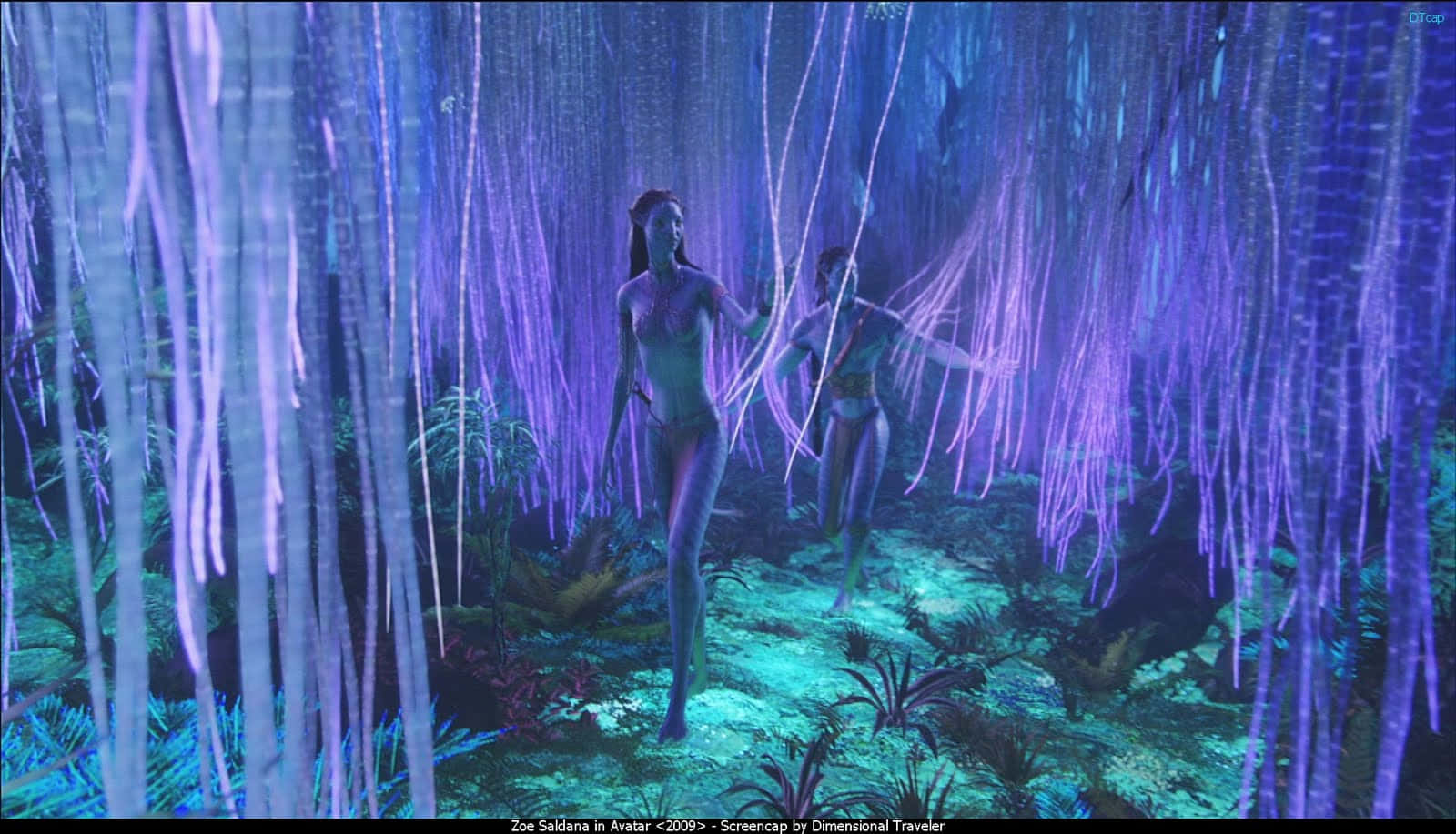 兩個納美族女性走過一個發光的外星森林，帶有紫色藤蔓。