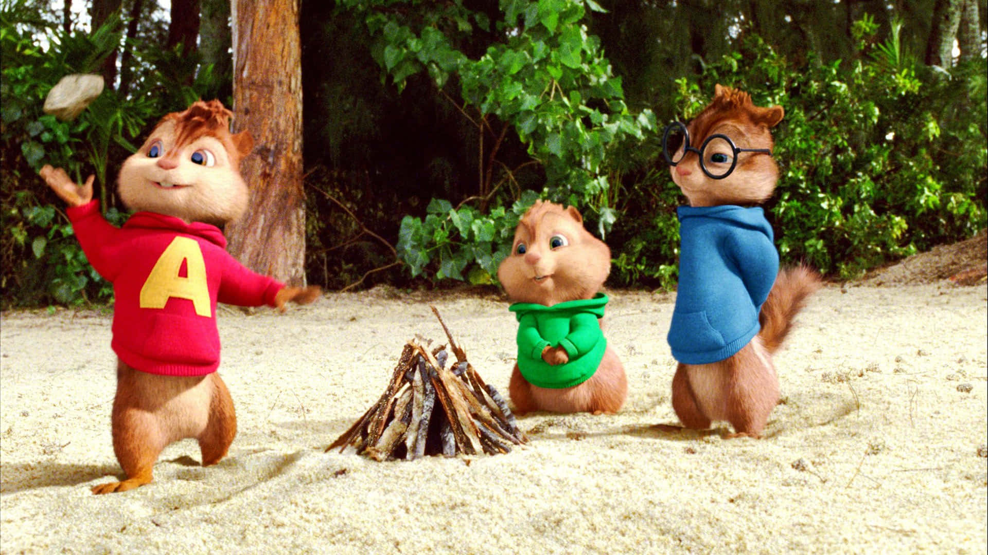 三隻穿著連帽衫的花栗鼠在森林營火旁。 — 阿爾文與_chipmunks 壁紙