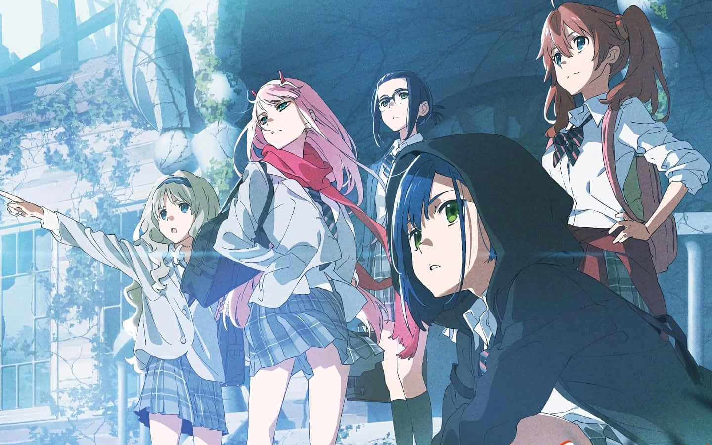 與零二與螢一同探索《DARLING in the FRANXX》的世界 壁紙 — 五個穿著校服的動漫女孩一起站在一棵有藤蔓的樹下，沐浴在冷藍色的光中。