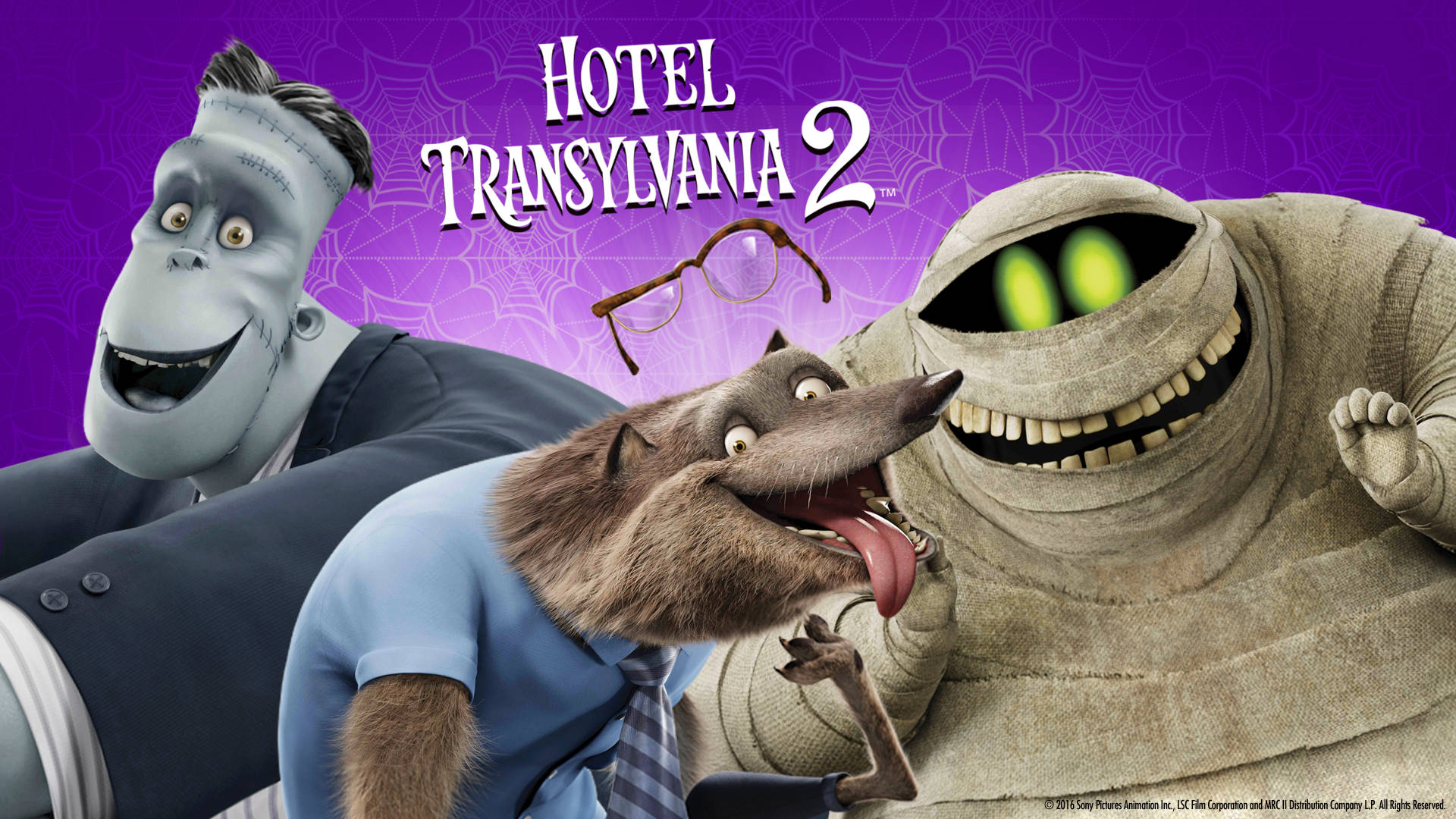 三個卡通怪物在《Hotel Transylvania 2》的電影海報中微笑。