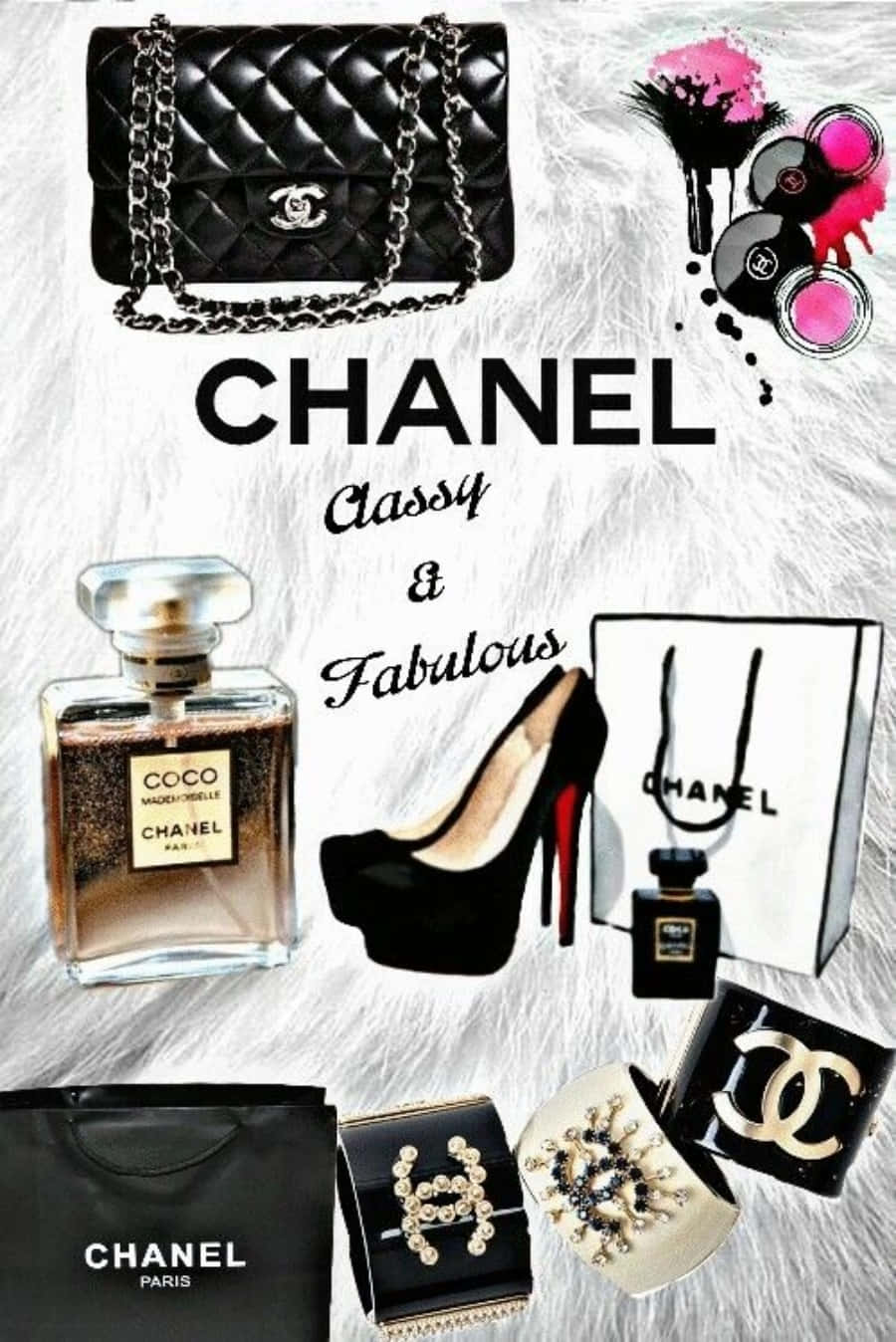 與香奈兒一同漫步時裝伸展台 壁紙 — 奢華 Chanel 配件，包括手袋、香水、鞋履和化妝品，排列在毛絨白色背景上。