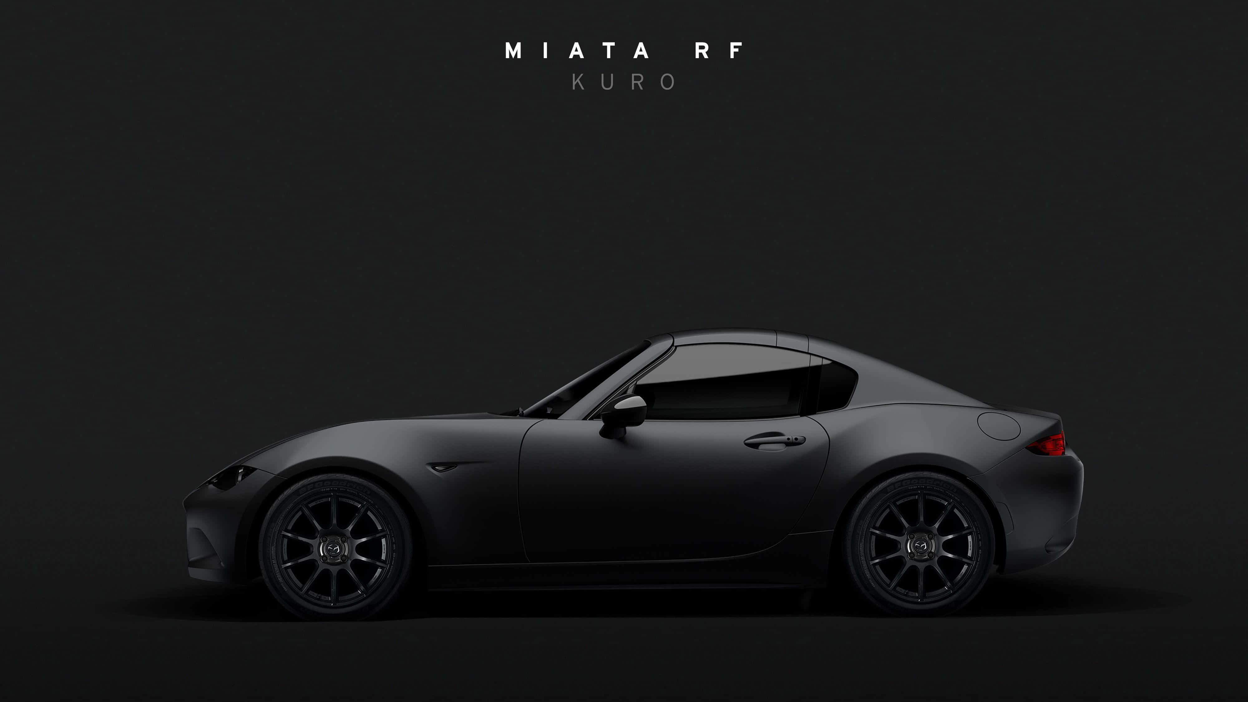 與馬自達MX-5 Miata共享道路的刺激樂趣 壁紙 — 一輛時尚的啞光黑色Miata RF Kuro跑車在柔和的燈光下，以側面輪廓展示在深色工作室背景前。