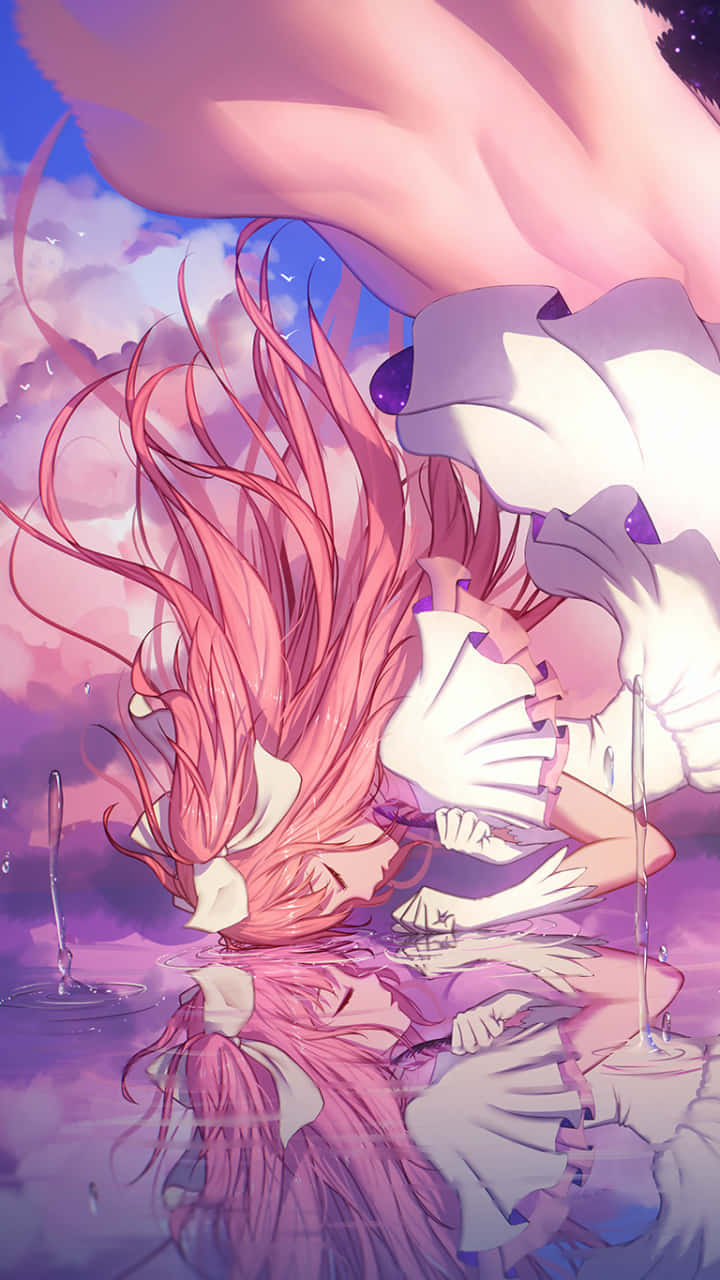 與魔法夥伴同行的魔法少女 壁紙 — 一位粉紅色頭髮的動漫女孩穿著白色連衣裙，在水中倒立漂浮，她的倒影映襯在夢幻般的紫色天空上。
