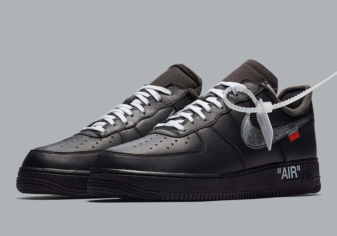 黑色Nike Air Force 1運動鞋，白色鞋帶，透明標籤。