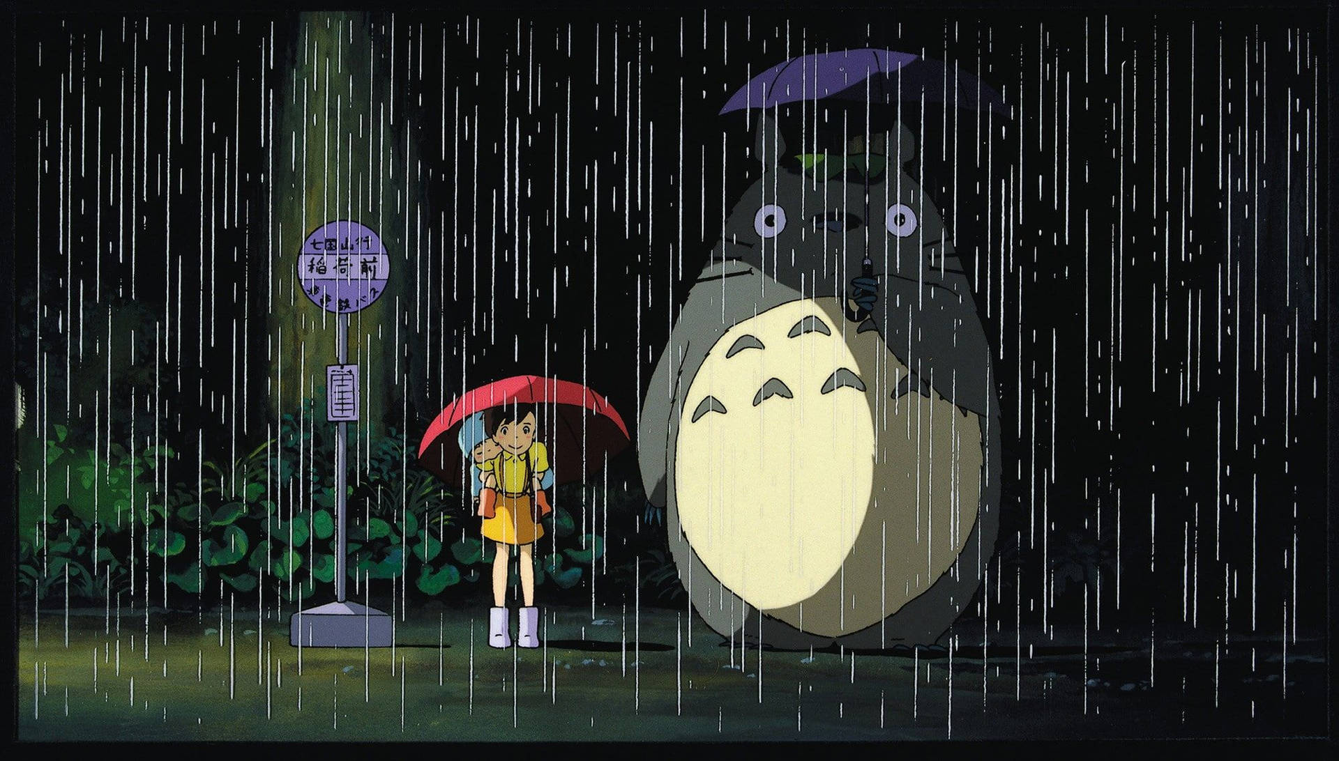 紅傘女孩在雨夜森林中站在巨大龍貓旁邊。