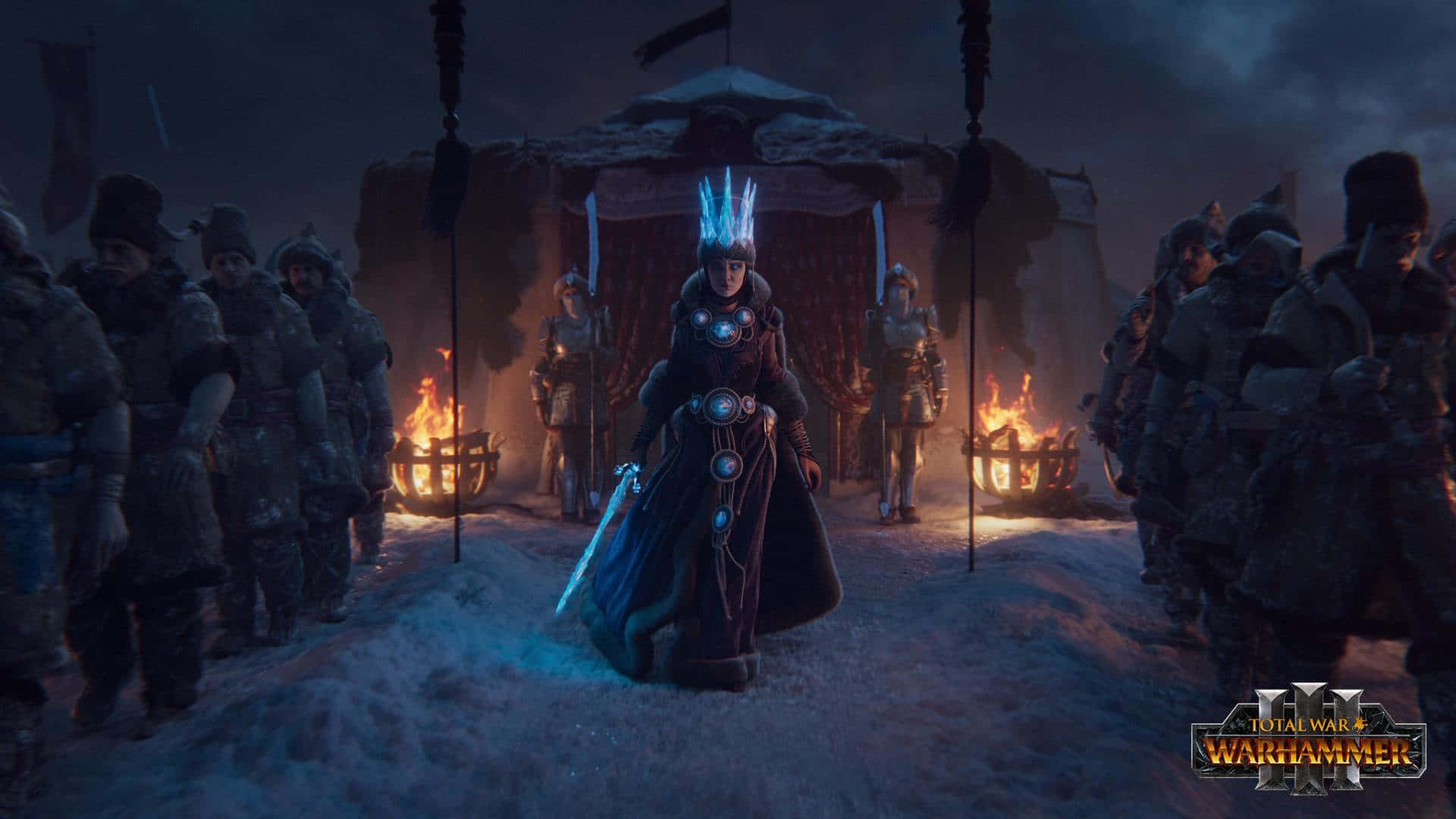 舊世界女王 1920x1080 Total War Warhammer 背景 壁紙 — 一位威嚴的戰士女王戴著發光的藍色王冠，在黑暗的天空下，由裝甲士兵護送穿過雪地營地。