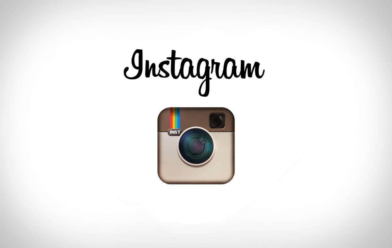 Instagram 應用程式標誌，帶有經典相機設計和彩虹條紋。