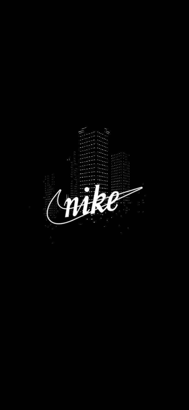 舊版耐克勾形標誌 壁紙 — 白色Nike標誌和城市天際線剪影在黑色背景上發光。
