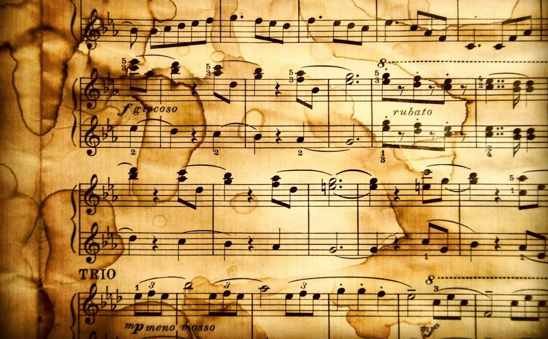 舊紙張上的音樂符號背景 壁紙 — 復古樂譜，帶有音符和意大利術語，在陳舊的羊皮紙上，有棕色污漬和破損邊緣。