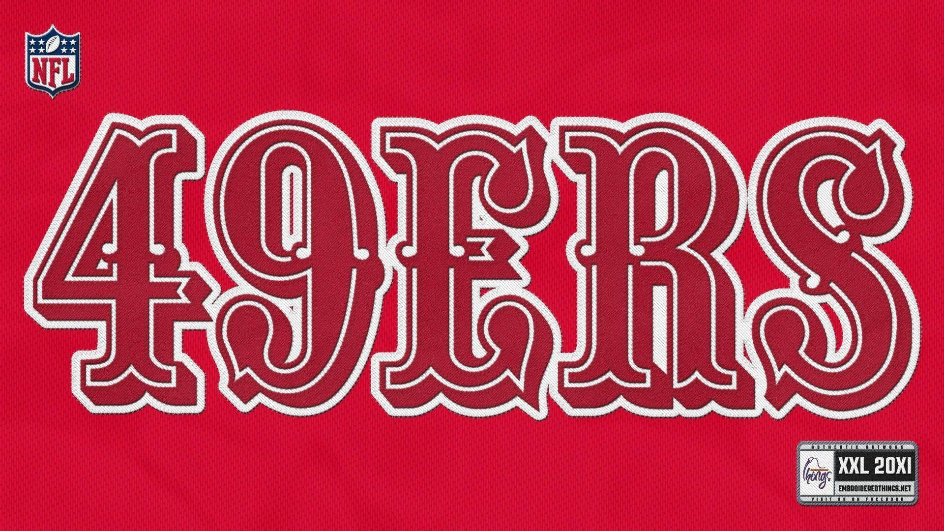 紅色49ers NFL球衣特寫，帶有白色字體和尺寸標籤。