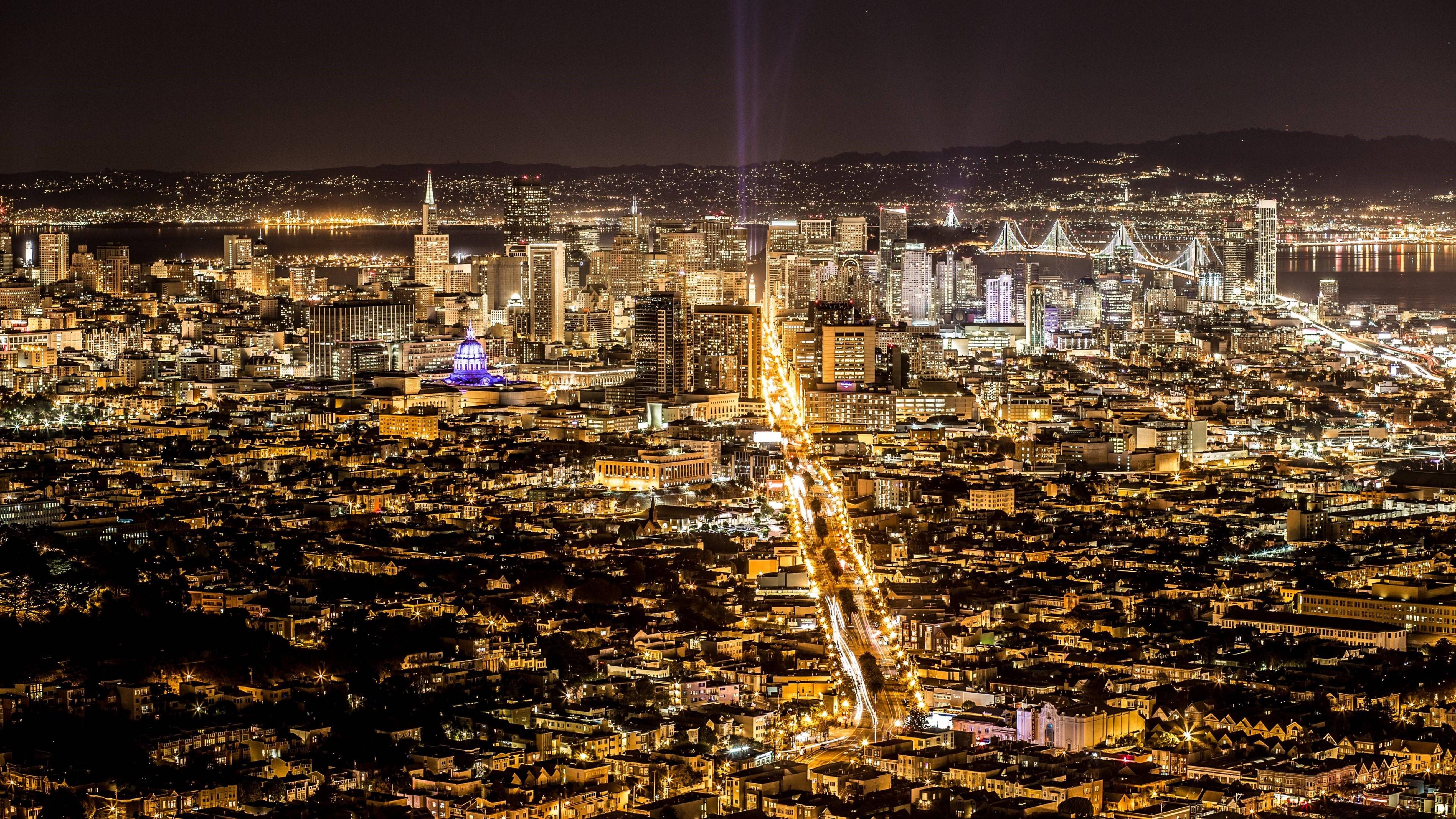 舊金山4K夜景城市風光 壁紙 — 三藩市夜晚的空中景觀，金門大橋與璀璨的城市燈光交相輝映。