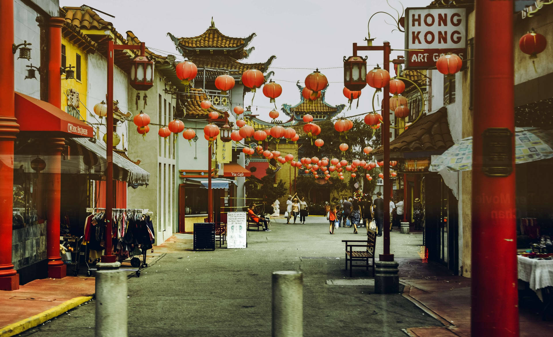 唐人街街道，有紅燈籠和傳統建築