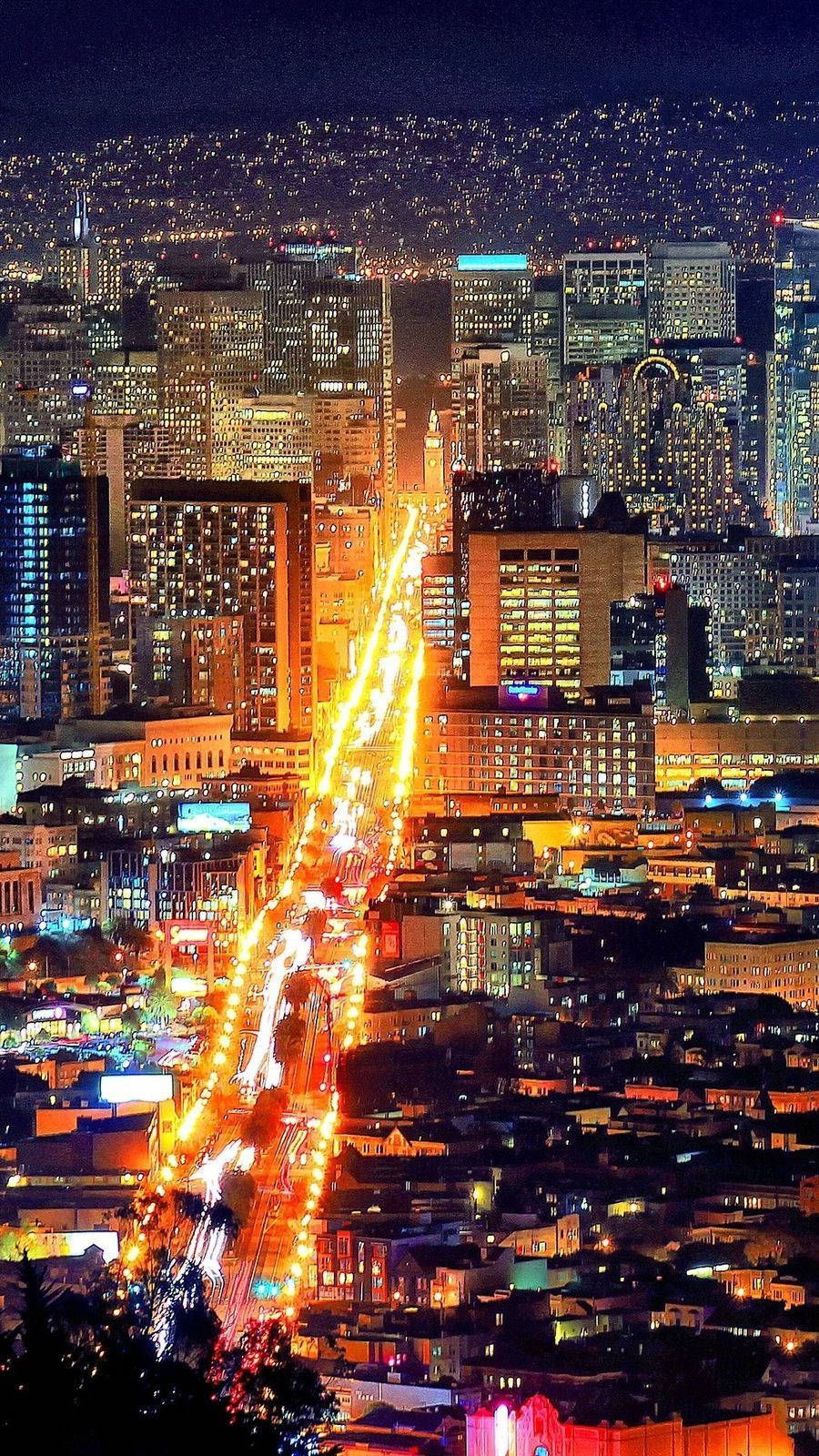 夜間城市，有閃爍的建築物和流動的車燈。