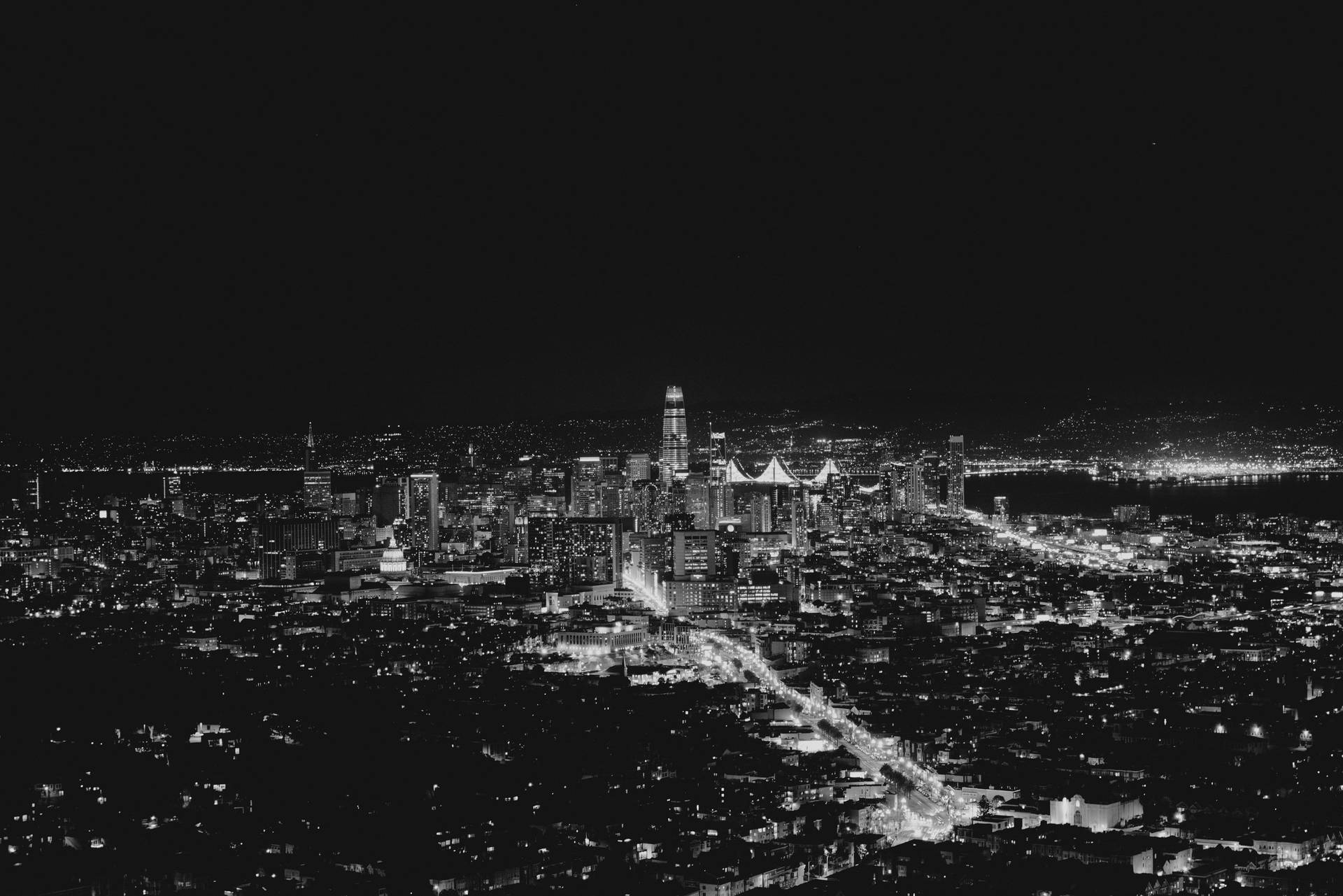 夜晚城市的鳥瞰圖，燈光明亮，高樓林立。
